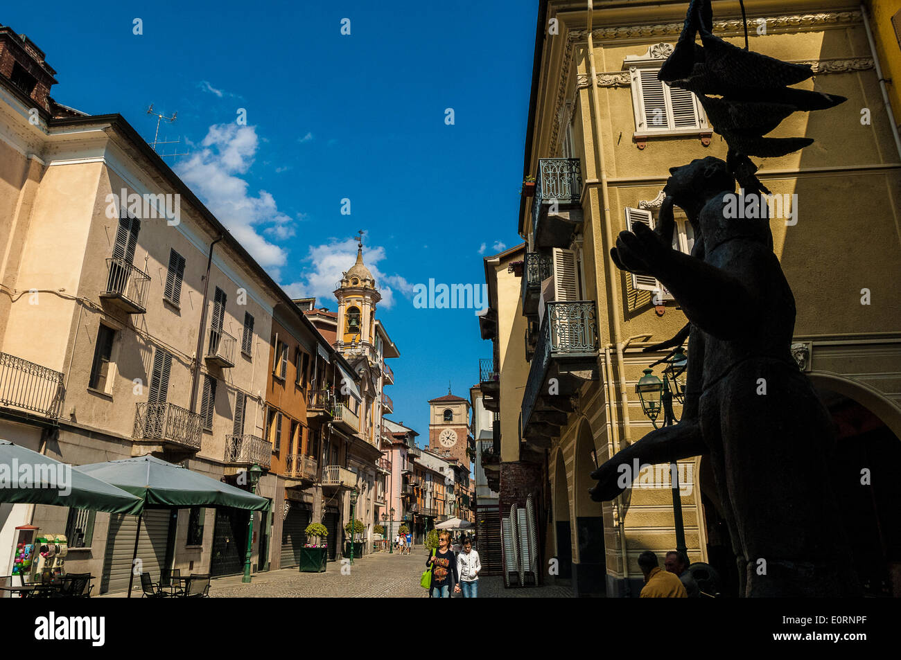 Italien, Piemont Provinz von Turin Chivasso 18. Mai 2014 das historische Zentrum. Via Torino mit dem Kunstwerk "il Dodicesimo Angelo Custode" von Nino Ventura Stockfoto