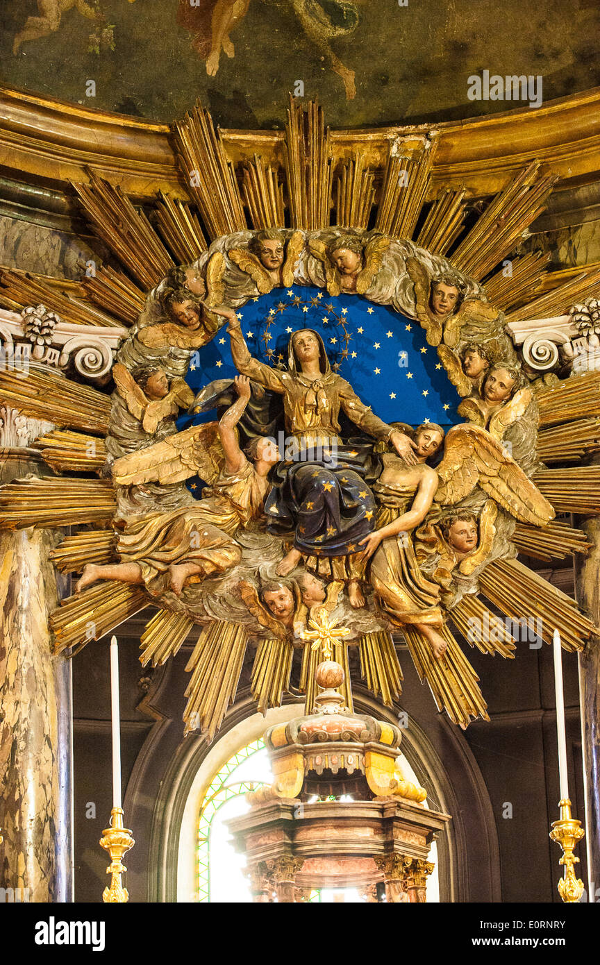 Italien, Piemont Provinz von Turin Chivasso 18. Mai 2014 das historische Zentrum. Piazza della Repubblica Cathedral Santa Maria Assunta interors Stockfoto