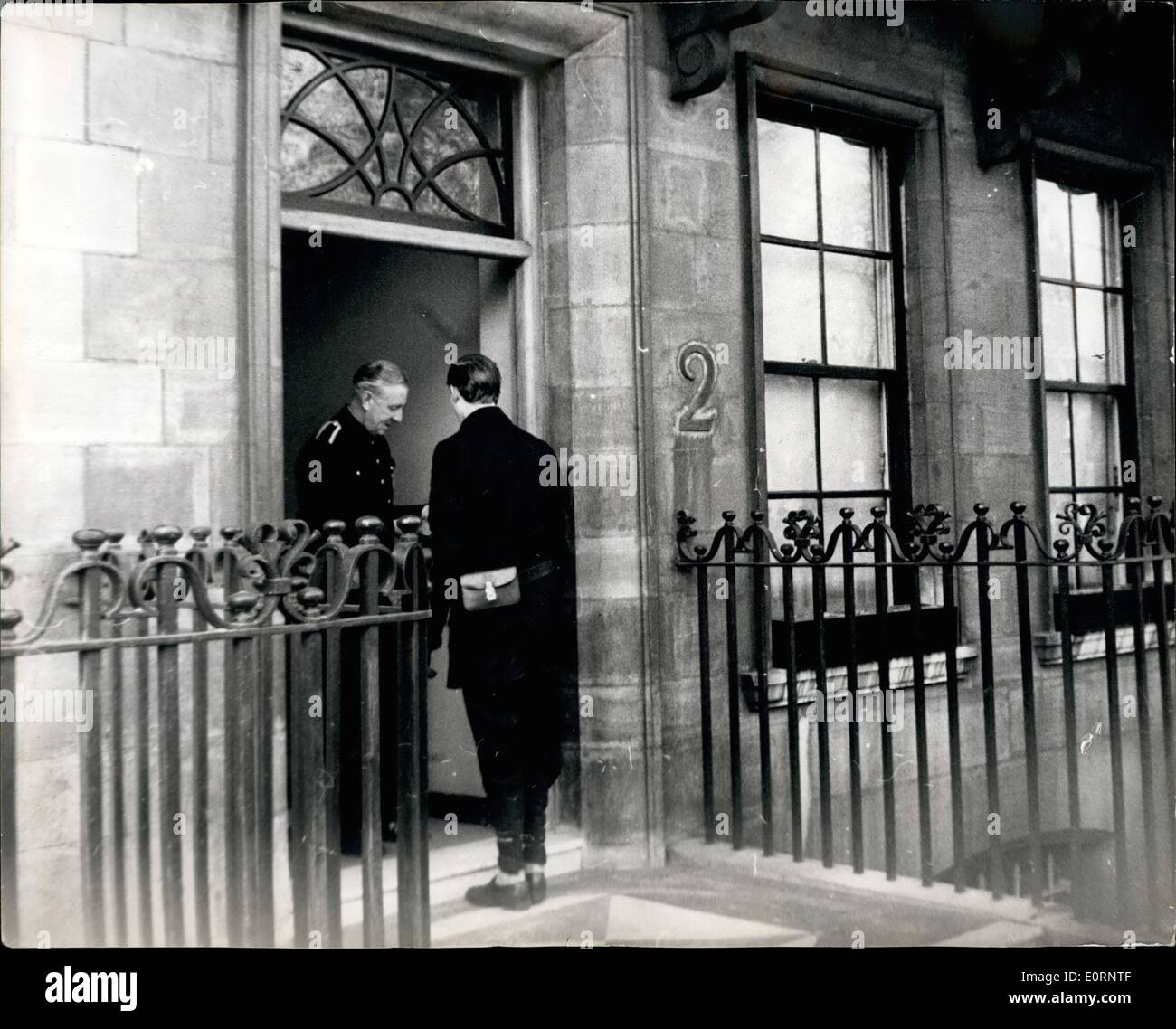 2. Februar 1960 - Telegramme der Sympathie kommen an die Mountbatten London flach... Keystone-Fotoshows: Telegramme der Sympathie kommen Nr. 2 Wilton Crescent, Belgravia - die Londoner Haus von Lord Mountbatten - nach den Nachrichten, den während eines Besuchs in Jesselton, Hauptstadt von British North Borneo Lady Mountbatten gestorben ist... Gräfin Mountbatten starb im Schlaf... Sie war 58. Stockfoto