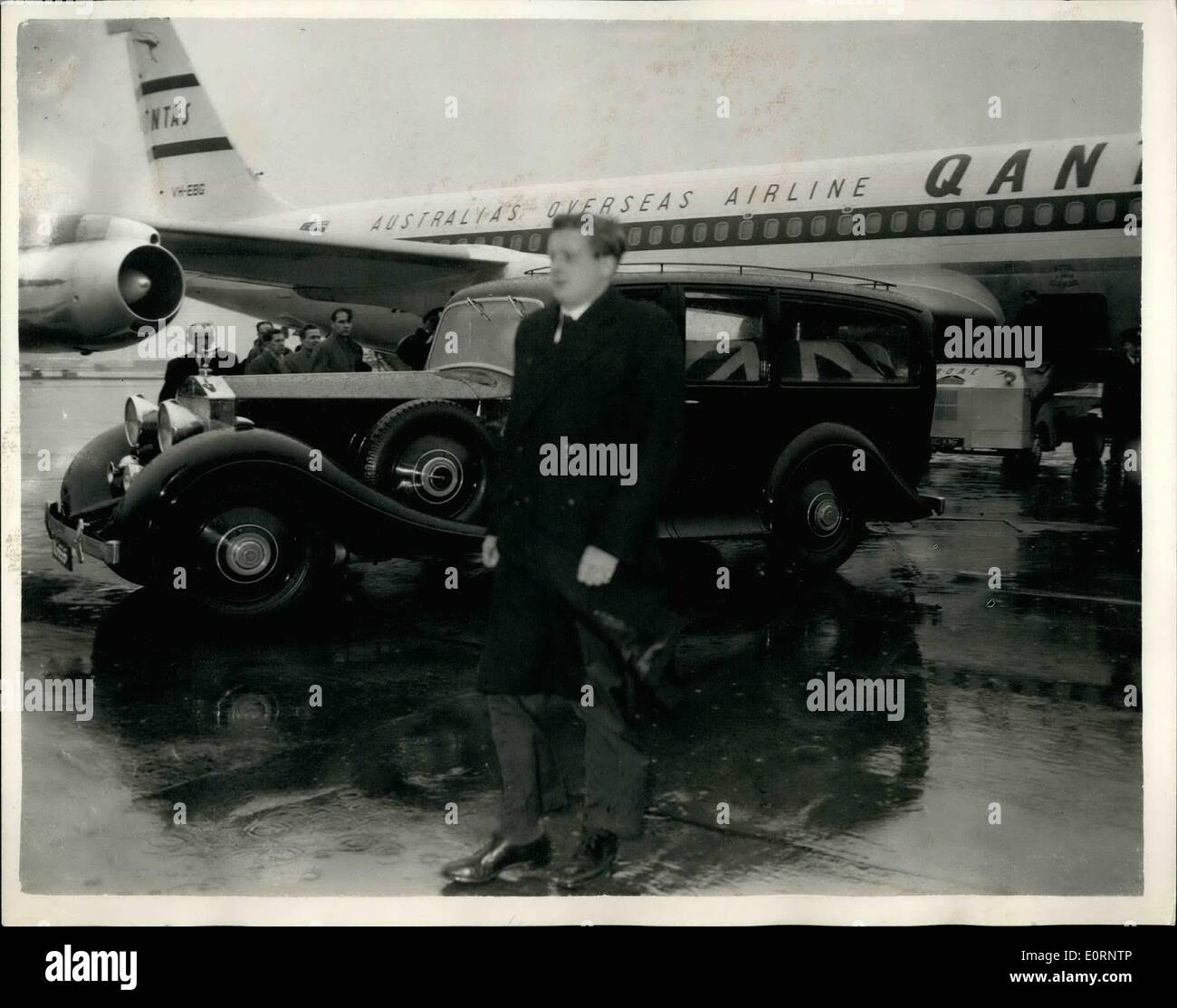 2. Februar 1960 - kommt LADY MOUNTBATTEN Körper am Flughafen LONDON. Der Körper der Gräfin MOUPTBATTEN von Birma auf hoher See vor der Küste Porsmnouth Morgen begraben werden soll kam am Londoner Flughafen an Bord einer Qanias Boeing-Jets aus Singapur heute Nachmittag... Lady Mountbatteb starb am Jesseltown North Borneo. KEYSTONE-FOTOSHOWS: Der Leichenwagen mit dem Leichnam des Lady Mountbatten - bewegt sich weg vom Flugzeug auf dem Flughafen London heute Nachmittag / Stockfoto