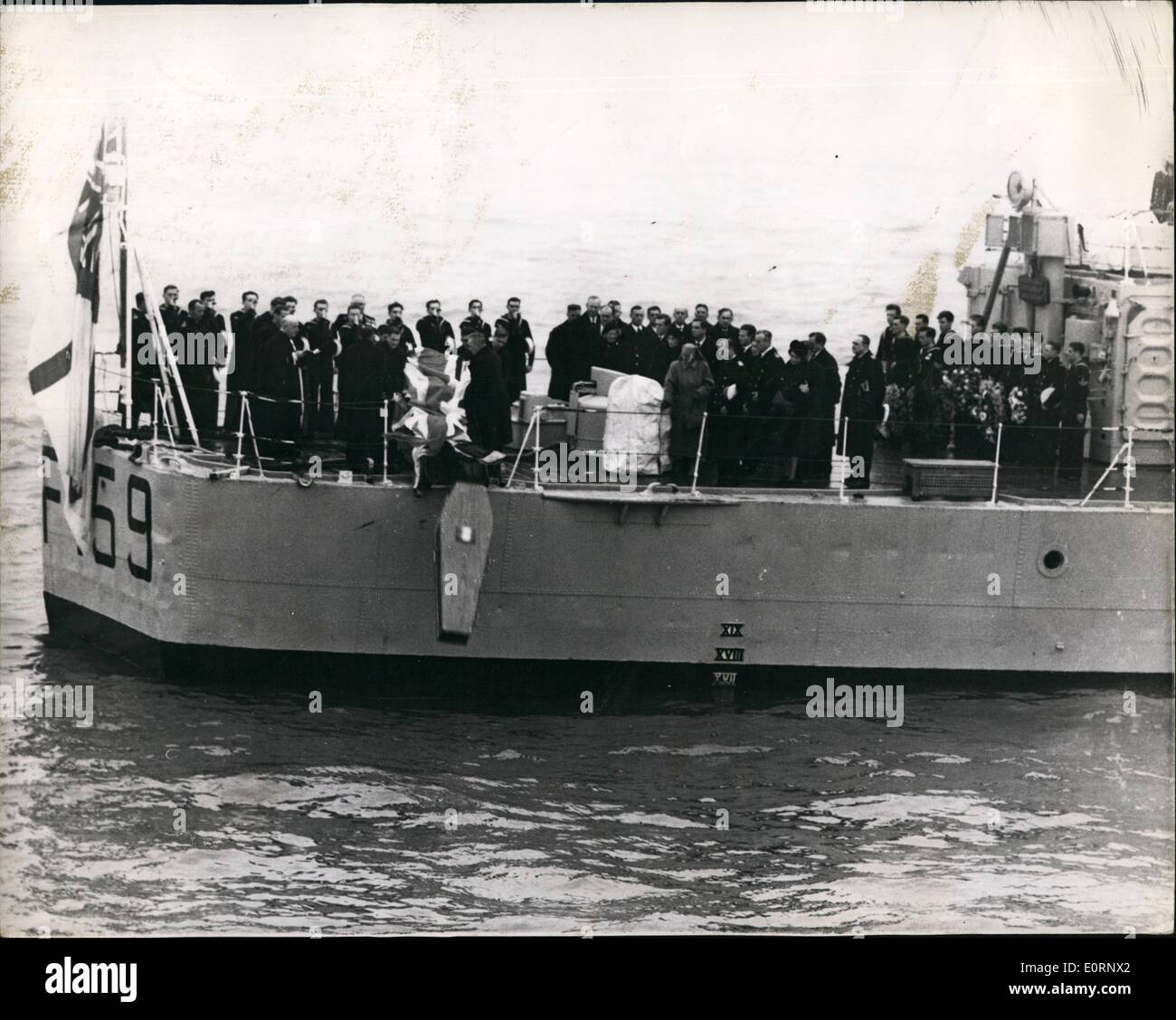 2. Februar 1960 - Lady Mounthatten ist begraben auf dem Meer wie sie gebeten hatte: mit einem einfachen aber tief bewegende Zeremonie der Körper der Gräfin Mountbatten von Birma wurde herausgenommen, Meer an Bord der Fregatte wachsamen von Portsmouth heute Nachmittag für die Beerdigung. Foto zeigt, dass der Sarg mit dem Leichnam von Gräfin Mountbatten verpflichtet das Meer nach dem Gottesdienst unter der Leitung von Dr. Fisher, der Erzbischof von Canterbury. Auf der rechten Seite kann gesehen Prinz Philip, seine Mutter, Prinzessin Andrew, Earl Mountbatten und seinen beiden Töchtern Lady Brabourne und Lady Pamela Hicks. Stockfoto
