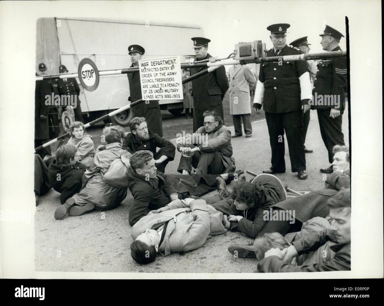 4. April 1960 - Anti-Atomwaffen Demonstration der Fäulnis: eine gewaltfreie Anti-Atomwaffen Demonstration fand heute Morgen gegen die Atomwaffen research Establishment in Fäulnis Insel, in der Nähe von Southhend, Essex. Unter dem Namen "Operation Fäulnis '' - die Demonstranten in den Straßen niederzulegen und von der Polizei entfernt werden mussten. Foto zeigt die Polizei im Hintergrund als die Demonstranten liegen auf der Fahrbahn - auf die Ansätze für die Einrichtung heute Morgen. Sie wurden von der Polizei entfernt. Stockfoto