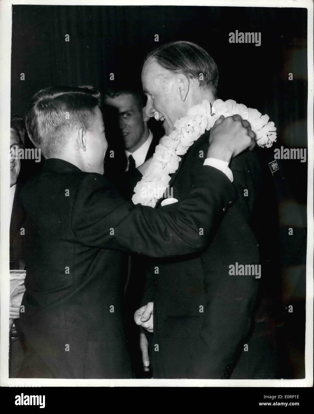 4. April 1960 - Besuch amerikanischer NEWSBOYS Oberbürgermeister. ERHÄLT EINE GIRLANDE VON HONOLULU... Eine Gruppe von 73 junge amerikanische Newsboys, die hier eine Woche Besuch - trafen sich heute der Lord Mayor of London im Mansion House. Die jungen im Alter zwischen 12 und 17 Jahren repräsentieren fast jeder Staat in Amerika, wurden in einem Wettbewerb '' Young Columbus'' von mehr als 300.000 US Newsboys überall in den USA gewählt und ihre Auswahl beruhte auf Stipendium, Staatsbürgerschaft, Aussehen und die Fähigkeit, erfolgreich, ihre Zeitung Runde verwalten Stockfoto