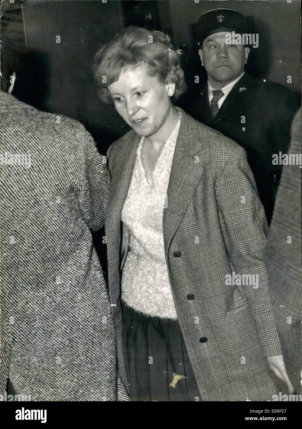 4. April 1960 - '' Ballette Rose'' Studie öffnet in Paris: dreiundzwanzig prominente Personen beteiligt sind eines der größten Nachkriegs-Skandale (bekannt als '' Ballette Rose'') wurden vor Gericht auf die Paris Correctional Gericht heute. Foto zeigt, dass MME Sorlut, Ehefrau von Pierre Sorlut, aufgeladen mit der Förderung der Eballet Rose-Parteien, in der Lobby des Justizpalastes Paris abgebildet. Stockfoto