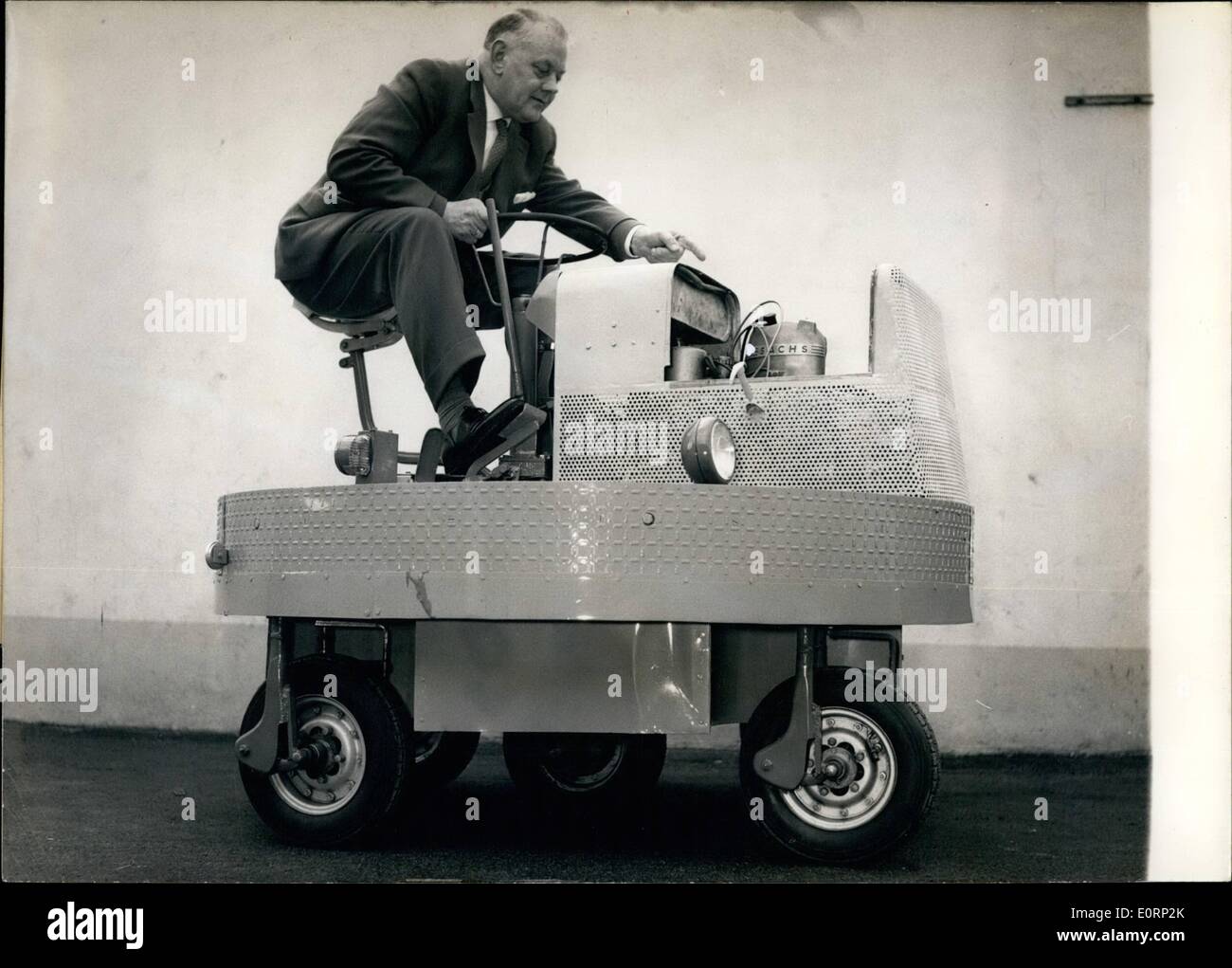 4. April 1960 - der kleinste Raum ist Raum genug...... für diese neue Art von Fahrzeug. Bereits vor 6 Jahren hat der Halter eines Weinkellers Ernst Schroeder Hamburg gefragt, ob es Laufwerk mit einigen Fahrzeugen aus Stand in alle Richtungen möglich wäre. In diesen Tagen führte er das Produkt seiner Gedanken, die '' Rotomobil''. Mit einem Sachs-Motor ausgestattet, kann dieser Rotomobil um 360 Grad gedreht werden. Alle seine fünf Räder, verbunden mit einer Kette können gleichzeitig gedreht werden. Die Sattelkupplung hat eine wichtige Funktion: Es wird das Fahrzeug zu bewegen Stockfoto