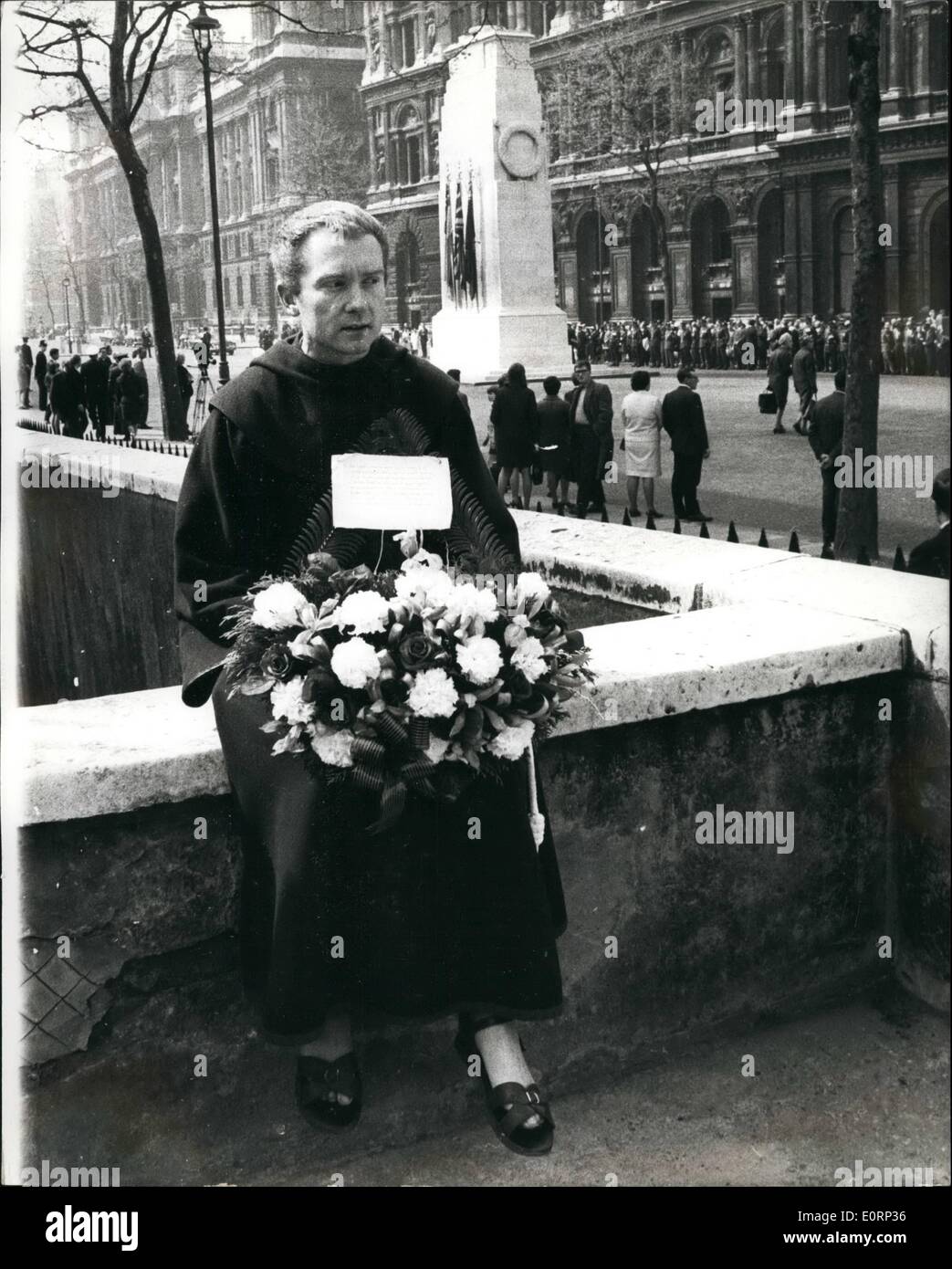 4. April 1960 - DEMONSTRATION am ANZAC DAY Verlegung Kranzniederlegung am Ehrenmal. Ein Franziskaner-Mönch, Bruder Selwyn, 27, ein Neues Zealander, des E. C. des Franziskaner-Ordens, Worcestershire, löste eine Demonstration am Cenotaph in Whitehall heute, nach der hohen Kommissare und Servicemitarbeiter von Australien und Neuseeland ihre Anzac Day Kranz gelegt hatte. Bruder Selwyn legte einen Kranz nieder im Auftrag von den Nordvietnamesen tot. Sechs australischen und neuseeländischen Demonstranten wurden festgenommen Stockfoto
