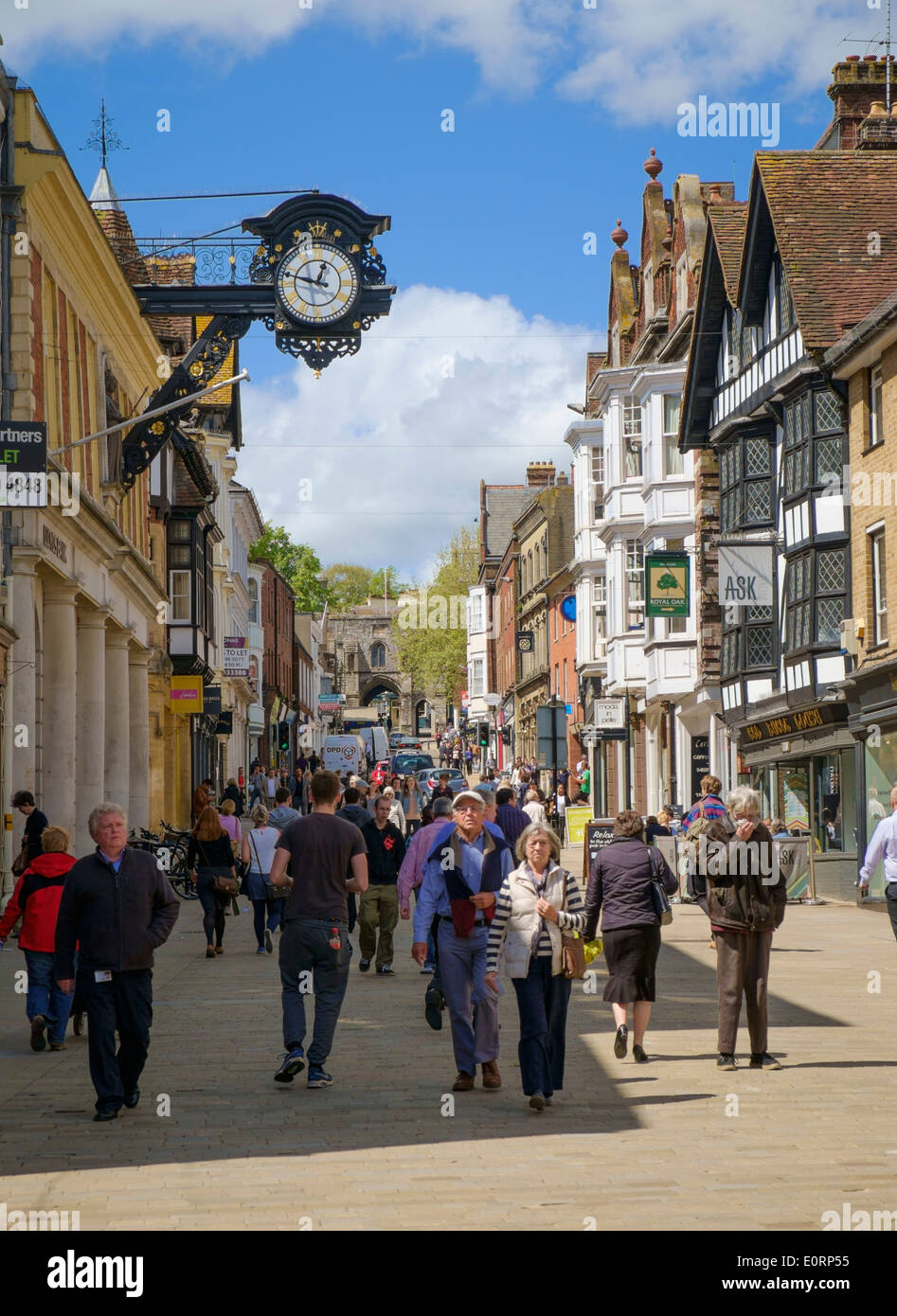 High Street in Winchester, Hampshire, England, UK - mit Stadt-Uhr Stockfoto