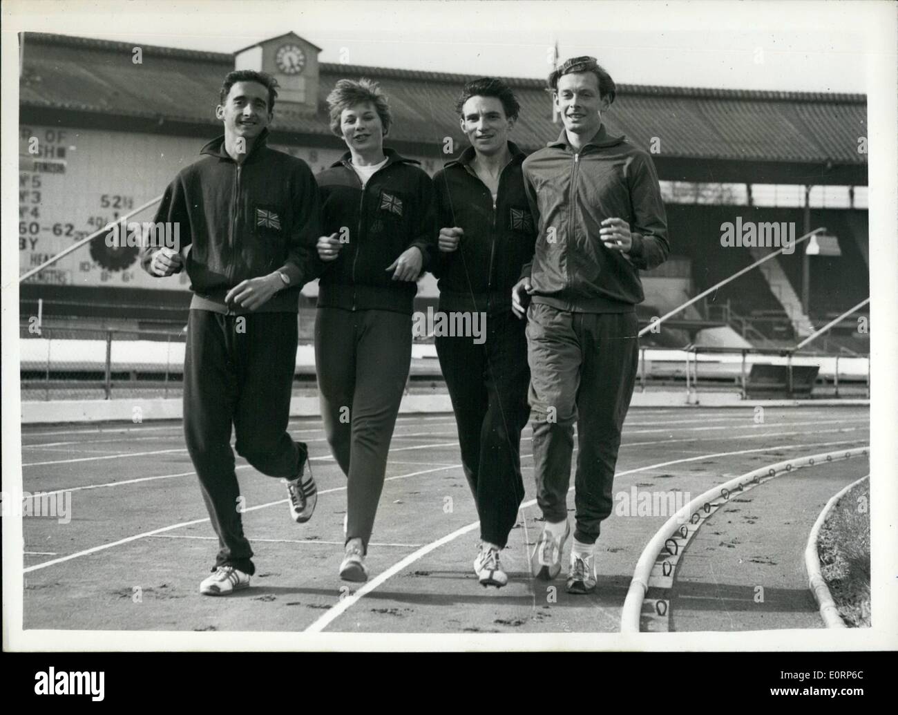 4. April 1960 - neue Laufbahn im White City The neue Athletic Track auf die weiße Stadt wurde komplett verlegt und wurde zum ersten Mal heute Nachmittag von Gordon Pirie, Brian Hewson, Peter Radford und Miss Mary Bignall getestet. Die gesamte Top-Dressing wurde entfernt und die Basis mit 200 Kubikellen Klinker, 600 Kubikellen Nachdüngung renoviert wurde niedergeschlagen. Ein wichtiges Merkmal des neuen Titels ist, dass es jetzt doppelte Entfernung Stockfoto