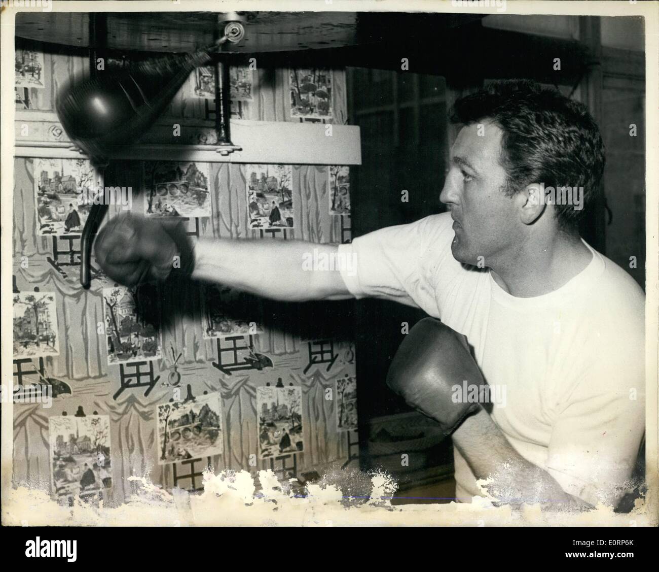 4. April 1960 - Brian London trainiert für Rademacher Kampf: Brian London, ehemalige britische Schwergewichts-Champion zu sehen war training heute Nachmittag in Thomas A Becket Turnhalle, in Bereitschaft für seinen Kampf im Wembley-Stadion am 25. April gegen amerikanische Schwergewicht, Peter Radematcher - der Mann, der für den World Heavyweight Championship in seine erste professionelle gekämpft zu kämpfen. Das Foto zeigt Brian London gesehen Ausbildung auf den Frühling-Ball in der Turnhalle heute, bereit für seinen Kampf gegen Rademacher am 25. April. Stockfoto