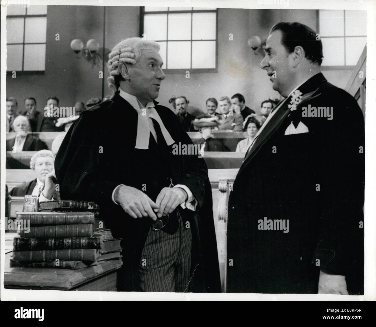 4. April 1960 - Verfilmung The Trials Of Oscar Wilde-am Walton on Thames: die Highlights des Films "Oscar Wilde" wurden unternommen werden die Walton on Thames Studios, The Ralph Richardson als Eric Carson QC Foto zeigt: Sir Ralph Richardson als '' Eric Carson QC '' - chats mit Robert Morley als '' Oscar Wilde'' - während einer Pause bei Dreharbeiten am Walton heute. Stockfoto