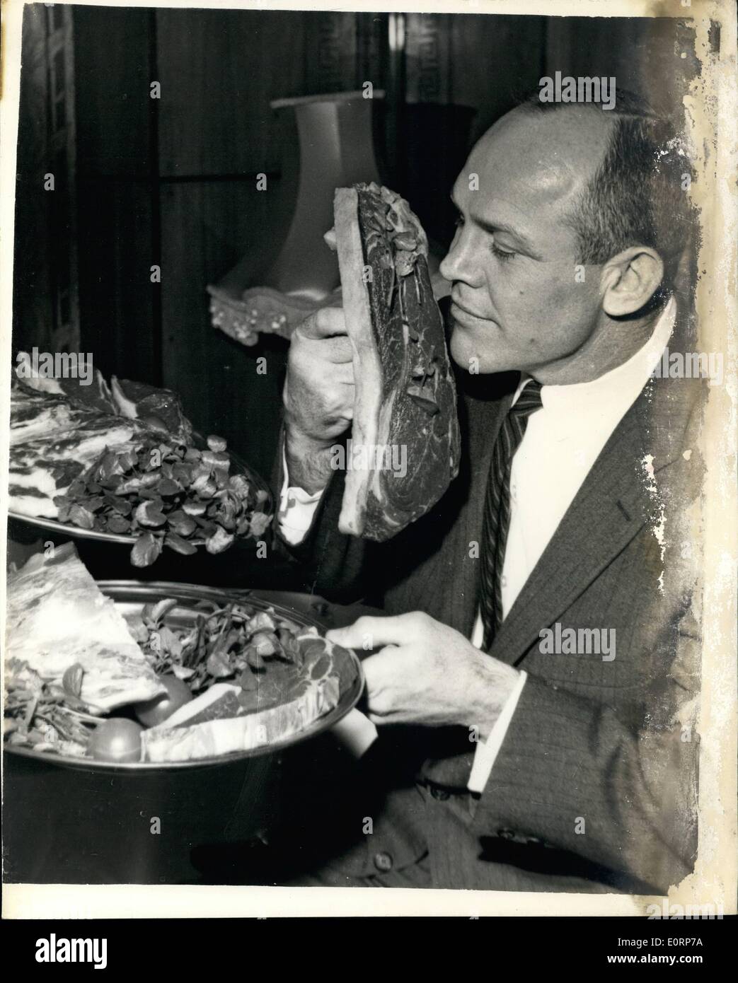 4. April 1960 - Rademacher wählt A Steak: Fotoshows US-amerikanischer Boxer, Pete Rademacher, Wer kämpfte für den WM-Titel in seiner ersten professionellen Schwergewichts-Kampf - und wer kämpft Brian London im Wembley-Stadion am kommenden Dienstag - gesehen, da er ein Steak heute im Isow Restaurant genau untersucht. Stockfoto