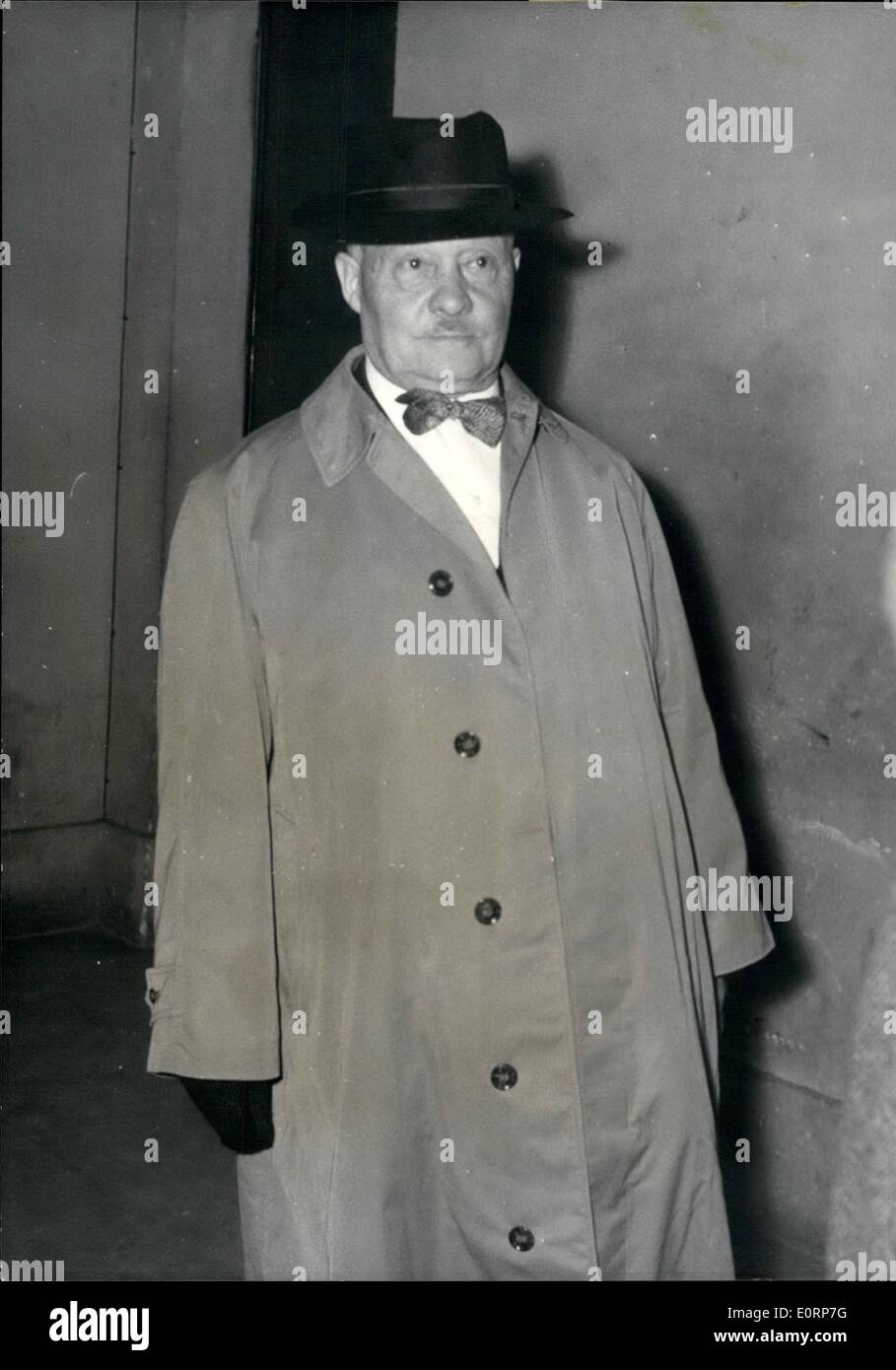 4. April 1960 - '' Ballette Rose'' Trial öffnet in Paris: 23 prominente Menschen beteiligt in Vice Skandal zwanzig drei prominente Personen aus einer der größten post Krieg Vice Skandale (bekannt als '' Ballette Rose'') wurden vor Gericht am 17. Paris Justizvollzugsanstalt Hof heute. OPS: M. Le Troquer, ehemaliger Sprecher des Parlaments, eine der Persönlichkeiten in den Skandal verwickelt fotografierte Paris Gerichte heute Nachmittag. Stockfoto