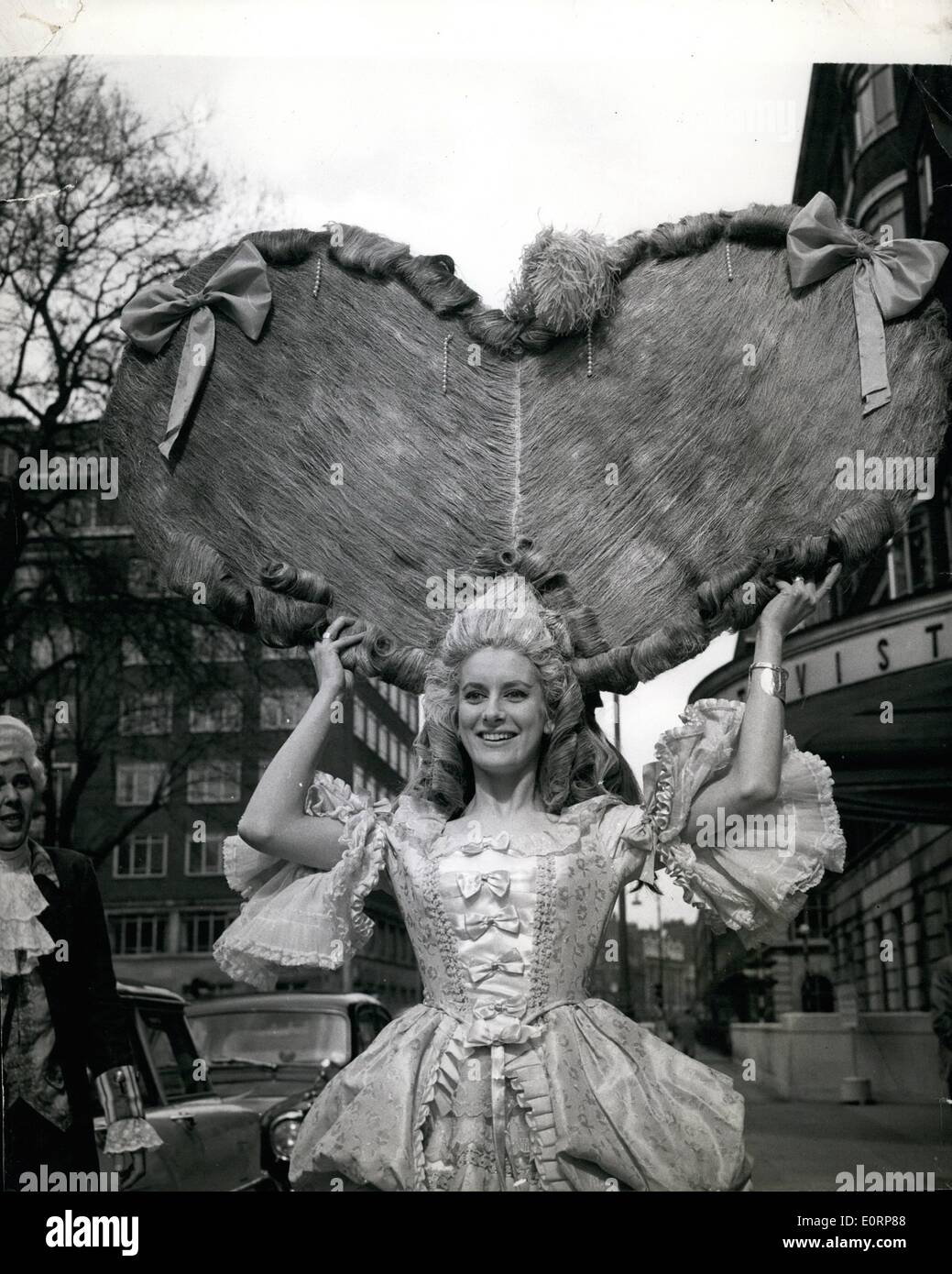 4. April 1960 - achtzehnten Jahrhundert Frisur - fünf Fuß breit: Vorschau der Styling-Demo auf der Jahreskonferenz der Friseure - wurden gestern in London stattfand... Hier ist zwanzig Jahre alte Frau Cherry Vaughton tragen eine riesige gepuderte Perücke - produziert von Herrn Joseph A. Pols, und dauerte 14 Tage zu machen. Stockfoto