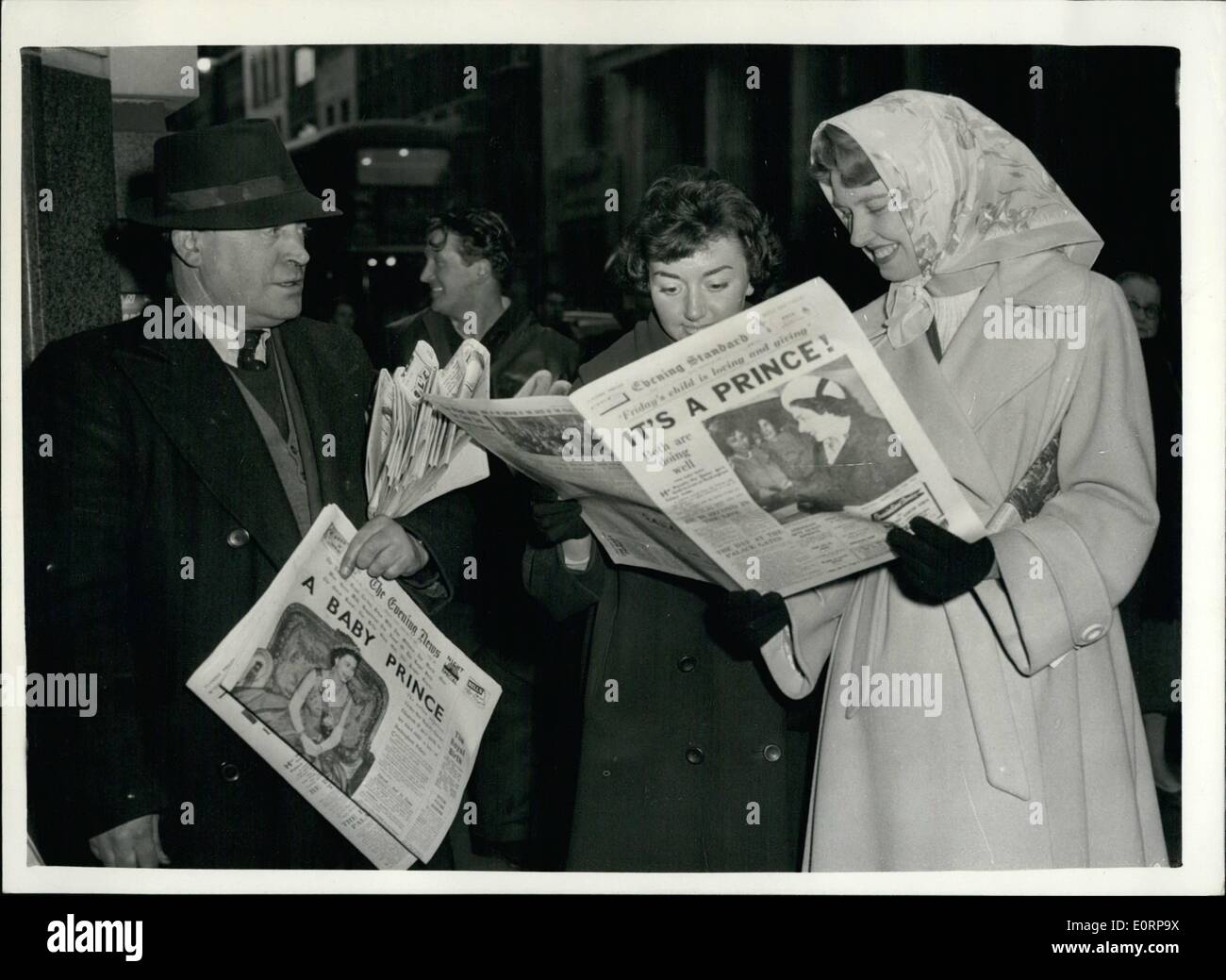 2. Februar 1960 - Königin jungen gebiert. Lesen der Nachrichten - in der Fleet Street.: Foto zeigt Heimkehr Büroangestellte lesen die frohe Botschaft der Geburt eines Prinzen zu HM The Queen - in der Fleet Street heute Nachmittag. Stockfoto