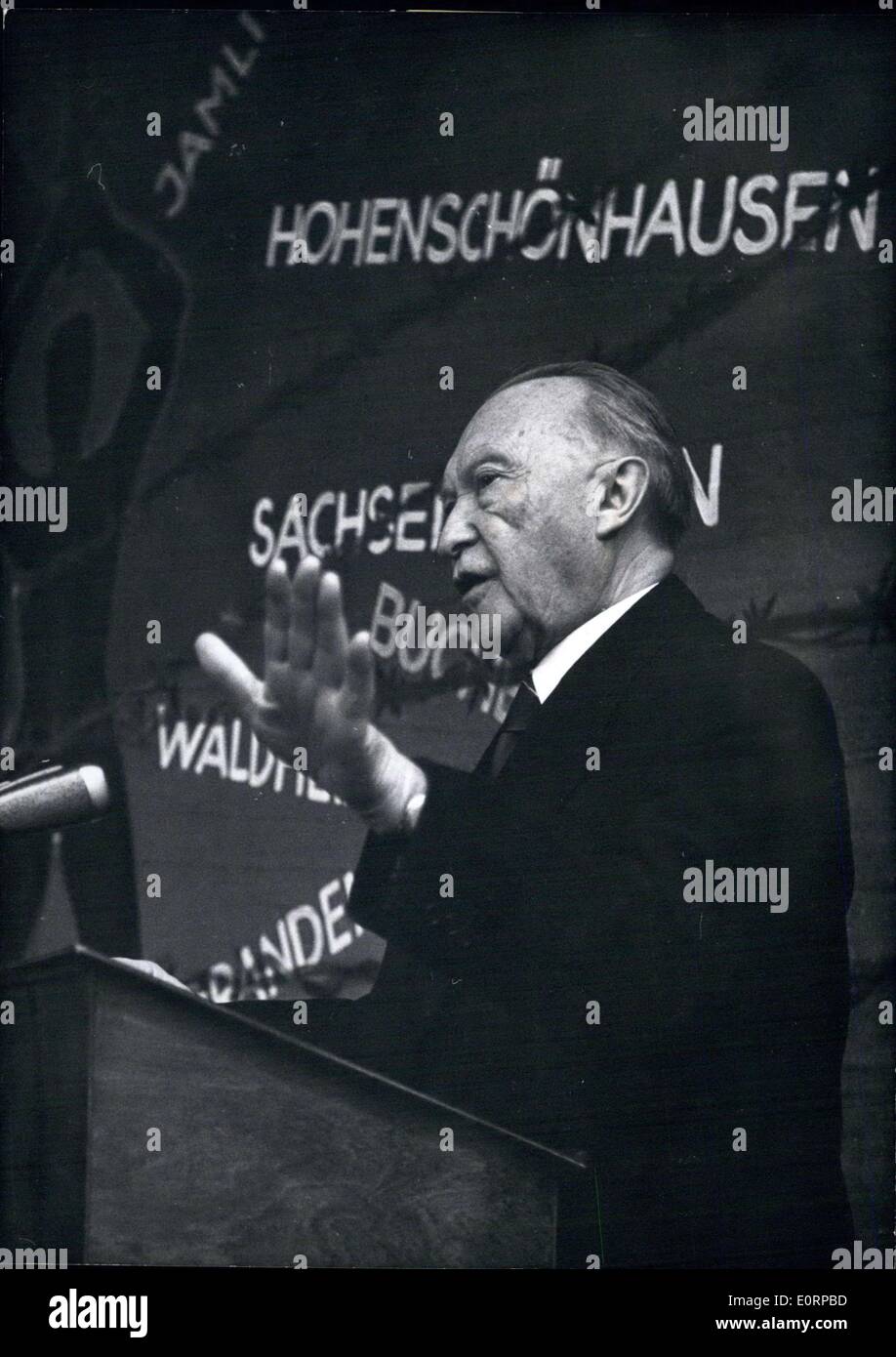 15. Februar 1960 - 10 Jahre Vereinigung der Opfer des Stalinismus: die Vereinigung der Opfer von Stalinismus feiert sein 10-jähriges Jubiläum am 13. Februar in Königswinter (am Rhein). Prominentester Gast der Feier war Bundeskanzler Dr. Adenauer. Der Verein ist eine Organisation der ehemaligen politischen Häftlinge des sowjetischen Systems. Foto zeigt Dr. Adenauer während seiner Rede bei der Feier. Im Hintergrund eine Karte mit Stacheldraht, unter Angabe der Orte der Trauer für die Opfer des Stalinismus gekreuzt. Stockfoto