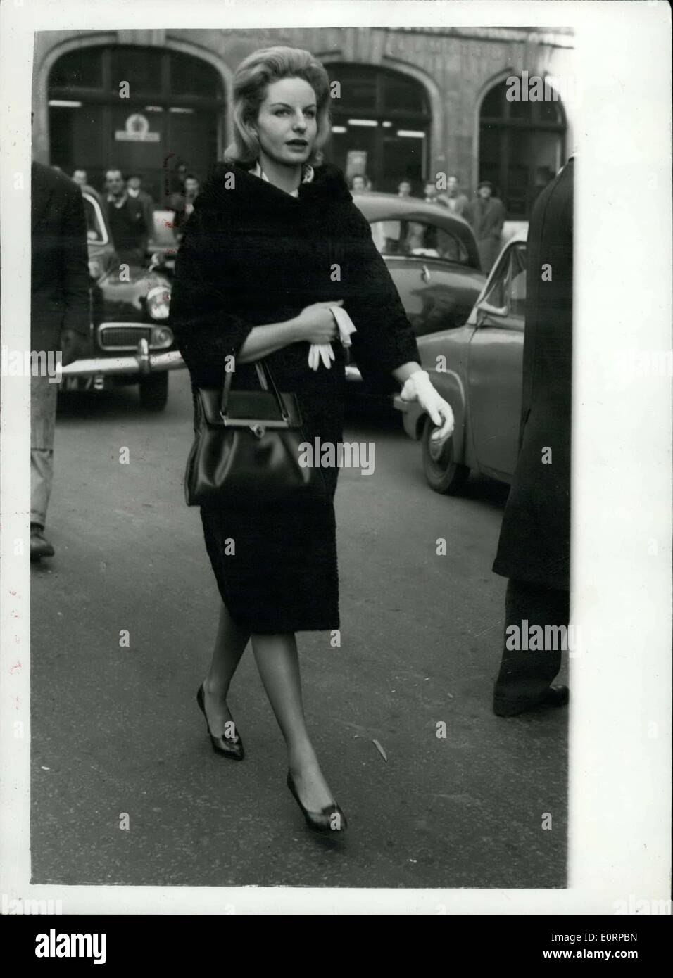 17. Februar 1960 - erscheint '' Dandy Kim'' Waterfield am Bow Street. Erbin Sarah Skinner bürgt für Kaution.: Michael '' Dandy Kim'' Caborn-Waterfield erschien am Bow Street heute Morgen in Untersuchungshaft auf einen Haftbefehl unter das Auslieferungsgesetz beschuldigte ihn des Diebstahls in die Zuständigkeit der französischen Govt. Er war Zuschüsse Kaution 12.000. Bürgschaften von 2.000 selbst- und 5.000-Herr Hope Lumley- und Miss Sarah Skinner - seine 23-jährige Hairess Freund Stockfoto