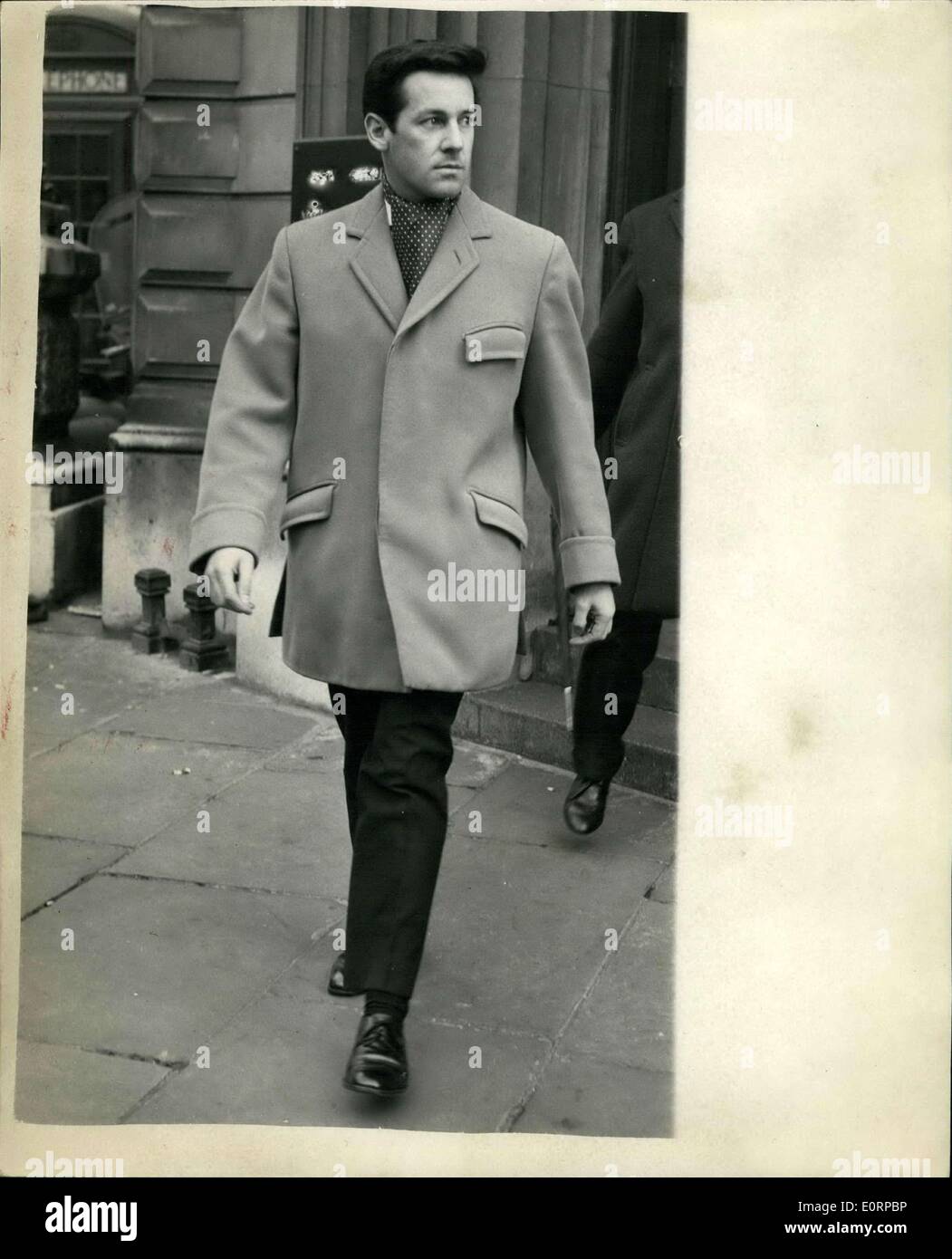 17. Februar 1960 - erscheint '' Dandy Kim'' in der Bow Street. REM Anded auf? 12.000 Bail.: Michael '' Danny Kim'' Caborn-Waterfield erschien am Bow Street Hof heute Morgen in Untersuchungshaft auf einen Haftbefehl unter die Auslieferung Taten beschuldigte ihn des Diebstahls in die Zuständigkeit der französischen Regierung. Erhielt er Kaution auf eine persönliche Bürgschaft von 2.000, plus zwei andere Bürgschaften von? 5.000 (Herr Hope Lumley)- und seine 23-jährige Erbin Freund Miss Sarah Skinner Stockfoto