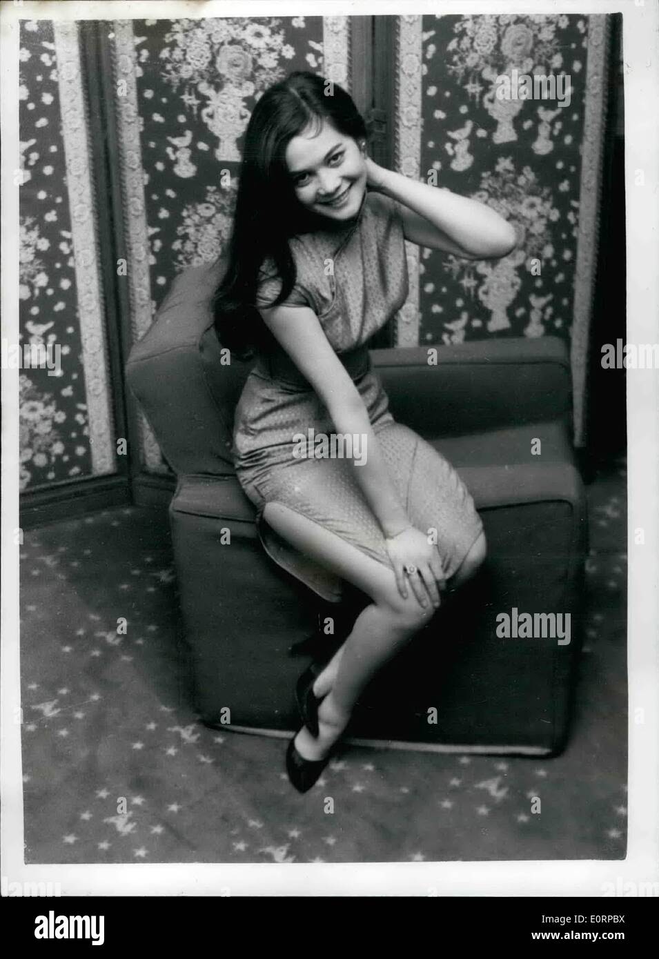 18. Februar 1960 - 18.02.60 Nancy Kwan übernimmt die Hauptrolle in der Verfilmung von The World of Suzie Wong. Schauspielerin Nancy Kwan, die Tochter eines Hong Kong Architekten und ehemaligen englischen Modell Marquita Scott, der noch nie auf dem Bildschirm gesehen hat, hat die Hauptrolle in Paramounts £1.000.000 Verfilmung des Theaterstücks The World of Suzie Wong gegeben. Sie ist zum gegenüberliegenden Schauspieler William Holden Stern. Miss Kwan übernimmt den Part von Broadway Schauspielerin France Nuyen, zog sich aus dem Teil durch Krankheit Stockfoto