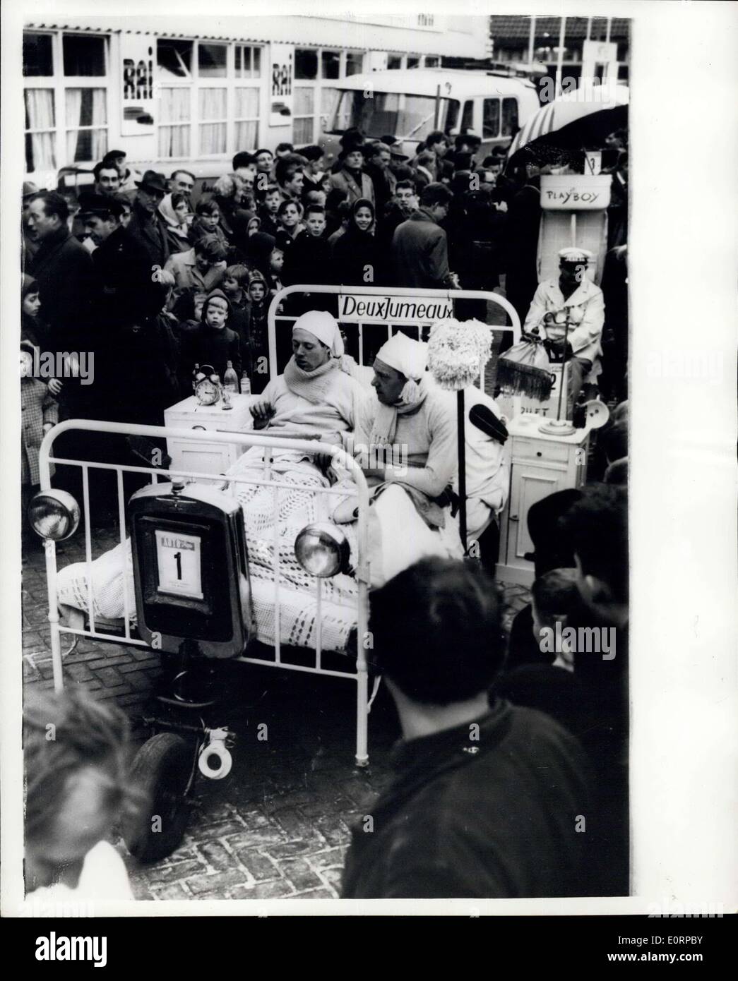 18. Februar 1960 - '' domestizierte '' Autos In Prozession: In Amsterdam gestern - Vorabend der Eröffnung der Auto-Show - ein Stockfoto