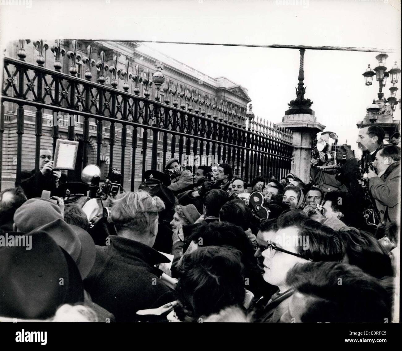 20. Februar 1960 - die Königin gebiert Prinz Massen runden Schild am Palast.: Foto zeigt die Szene vor dem Buckingham Palast gestern, als Massen-Überspannungsschutz runden die Bekanntmachung, Bekanntgabe der Geburt eines Prinzen zu HM The Queen. Stockfoto