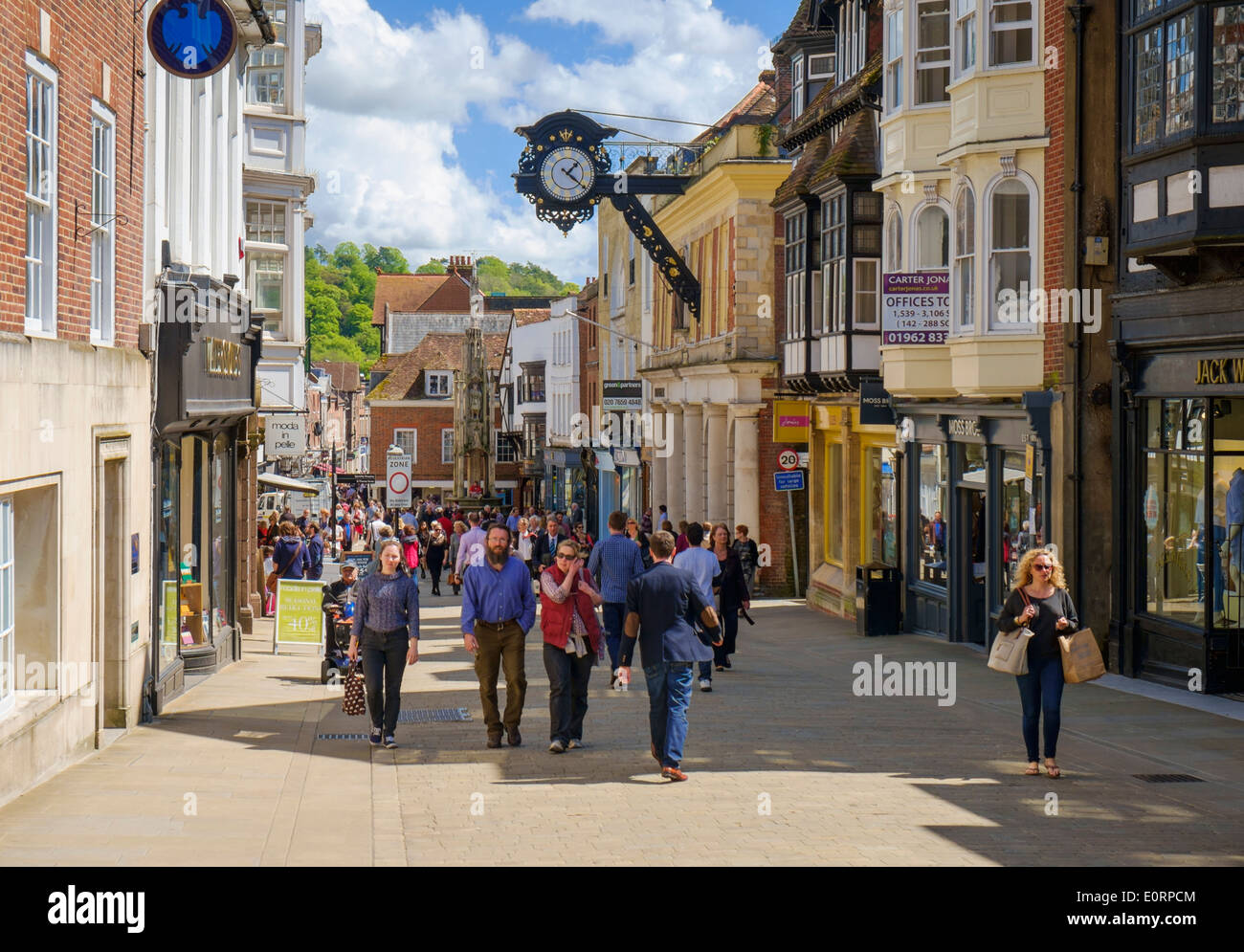Winchester, Hampshire, England, UK - The High Street mit Stadt-Uhr und Läden Stockfoto