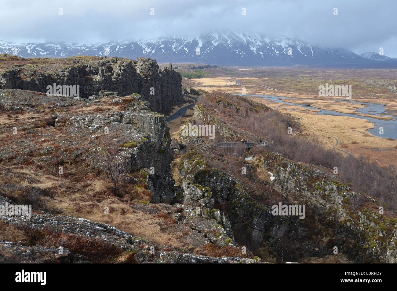 Die Almannagjá Kluft zwischen der amerikanischen und eurasischen tektonischen Platten in Þingvellir, Island. Stockfoto