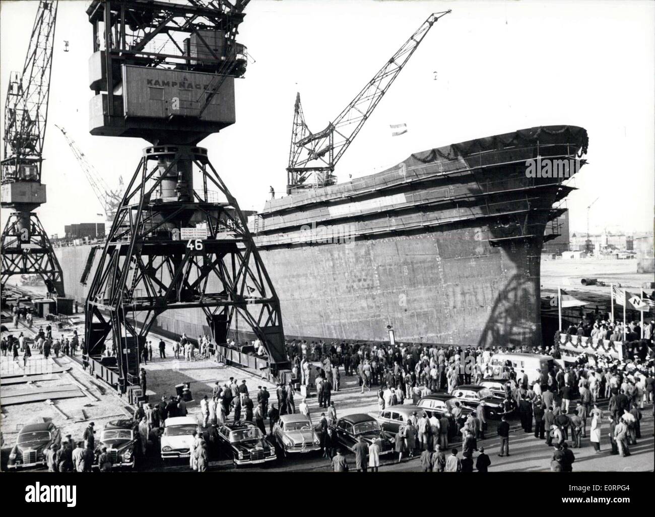 14. April 1960 - größer als die zwei Onassis-Tanker: ist diese 66,000 Tonne Turbine Tanker '' Naess Geist '' (Naess Geist), die die Howaldts-Werke in Kiel nicht gestartet wurde, aber wurde in das Trockendock überflutet. Die Frau des Reeders, die das Schiff in der Reihenfolge der '' Norcape Versand S.S. '' (Norcape Versand) von Panama gebaut hat taufte es. Es ist größte Schiff, das jemals in der Howaldtawerke in Kiel gebaut wurde. Länge:-258,47 m, Geschwindigkeit: 16,2 Knoten. Die zwei Onassis Tanker auch auf die gleiche Warft gebaut haben 65,000 Tonnen. Stockfoto