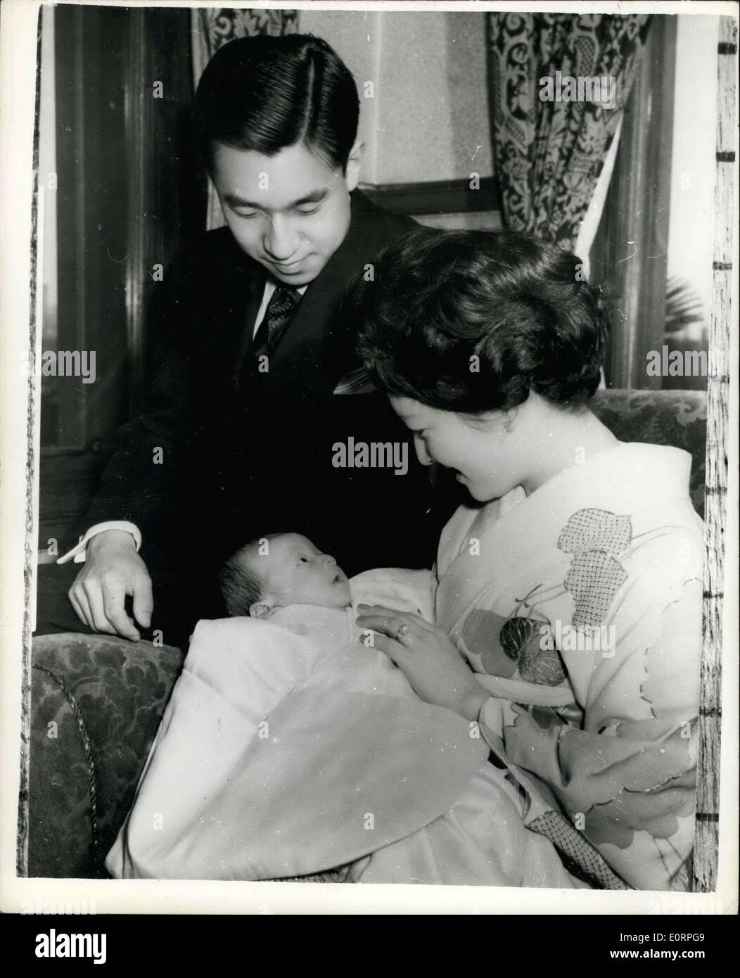 16. April 1960 - das japanische baby, Prince- und seine Eltern: Prinz Hiro Naruhito, den neugeborenen Sohn von Kronprinz Akikito und Kronprinzessin Michiko von Japan wurde offiziell mit seinen Eltern im Alter von 50 Tagen - in Tokio vor kurzem fotografiert. Foto zeigt Kronprinz und Prinzessin Akihito - mit Baby Prinz Hiro - in der Hofburg, Tokio. Stockfoto