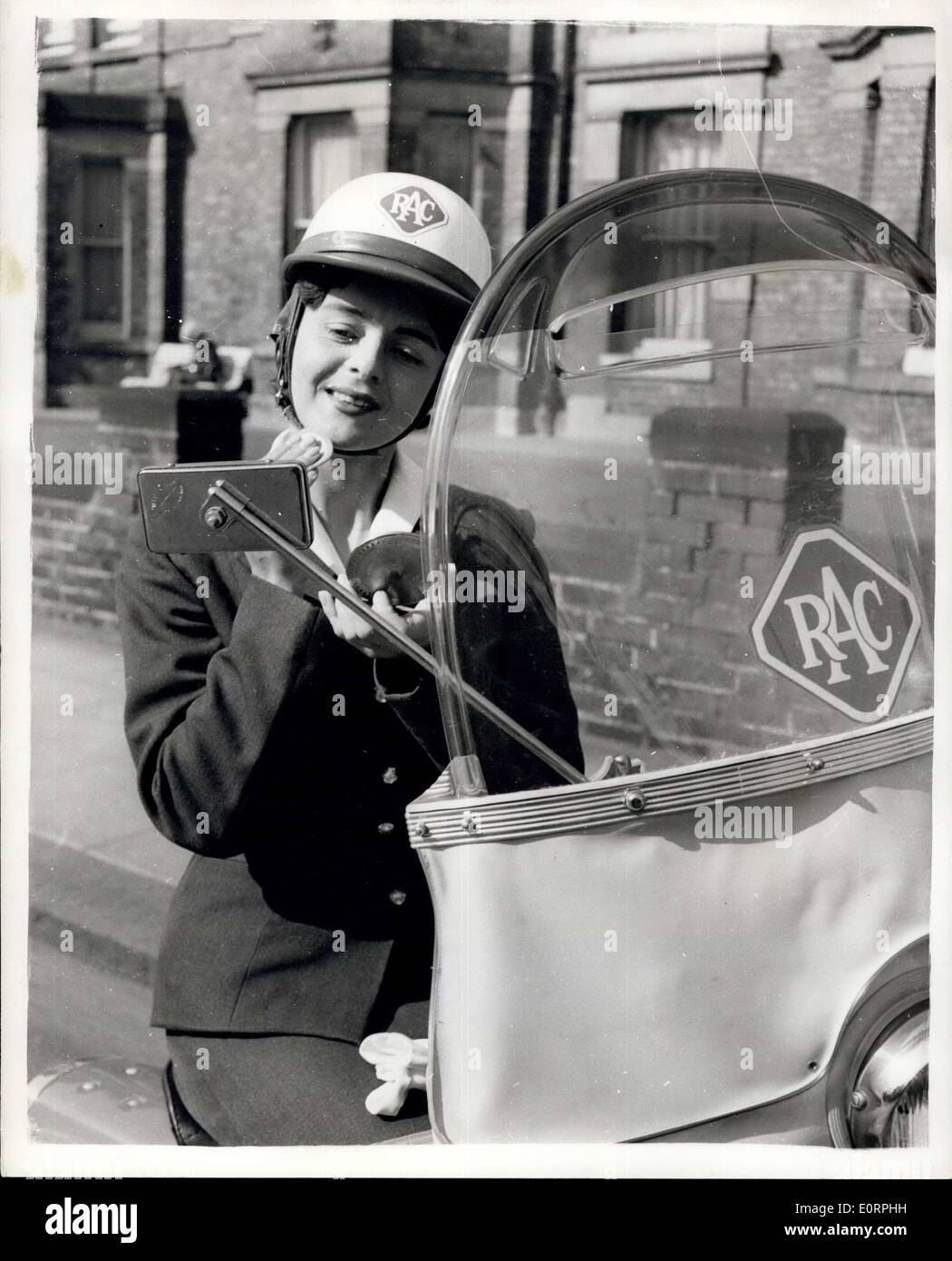 26. April 1960 - ist sie das Pin-up-Girl der '' Roadside Romeo ''. MAV ist - R.A.C.-Patrolette: Ihr müsst Ihr Motor wissen- und die Autofahrer nach hübschen Mavis Parkinson eine von der Royal Automobile Club Korps der Patrollettes. Mavis - wer Bramley herkommt. Leeds sagte nach einem Kurier Konferenz - sie hat festgestellt, dass es immer häufiger der Autofahrer und nicht der Motor, die beobachten - wenn sie auf der Straße, für einige Autofahrer Halt unter dem Vorwand einer alten Excase, ins Gespräch zu kommen beendet wird Stockfoto