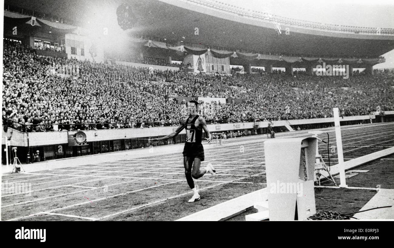Abebe Bikila an der Ziellinie der Marathonveranstaltung bei Olympischen Spielen Stockfoto