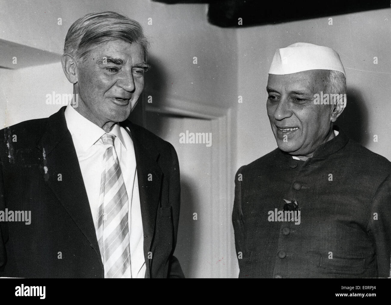 Aneurin Bevan trifft sich mit Jawaharlal Nehru Stockfoto