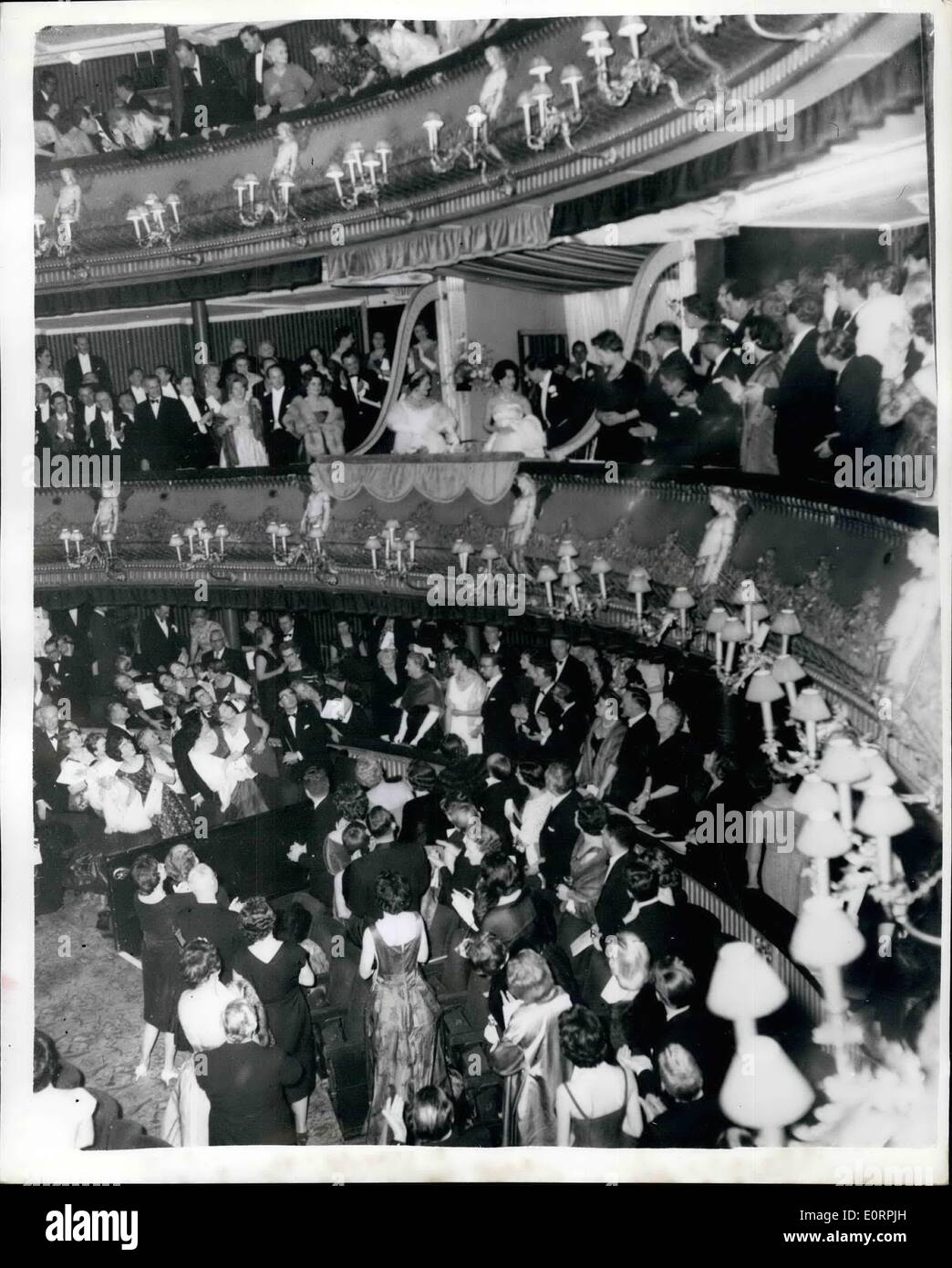 1. März 1960 - Gäste 03.01.60 Royal in Covent Garden. Angefeuert von den Zuschauern. Die Königin-Mutter, Prinzessin Margaret und Tony Armstrong-Jones besuchte das Royal Ballet Covent Garden heute Abend. Foto zeigt: Die Königin-Mutter, Prinzessin Margaret und Tony Armstrong-Jones in der Royal Box sind vom Publikum in Covent Garden heute Abend jubelten. Stockfoto