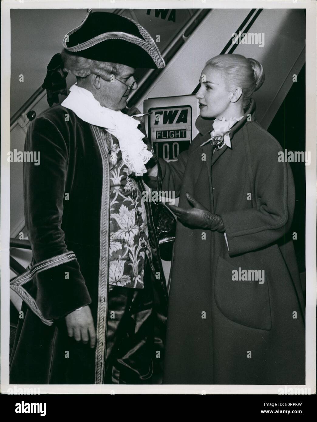 3. März 1960 - N.Y. International Airport: Schöne Academy Award-Gewinner Joanne Woodward bietet ihr greater New Yorks den eigenen Vater Knickerbocker (Gordon Ray) mit ihr Autogramm auf Ankunft über TWA International Boeing 707 Jet von Los Angeles. Miss Woodward, der gerade '' von the Terrace'' abgeschlossen ist auf dem Weg nach Tel Aviv, wo sie ihr Schauspieler-Mann, Paul Newman beitreten, die vor Ort ist. Ihren letzten Film '' The Fugitive Kind'' wird bald veröffentlicht werden. Stockfoto