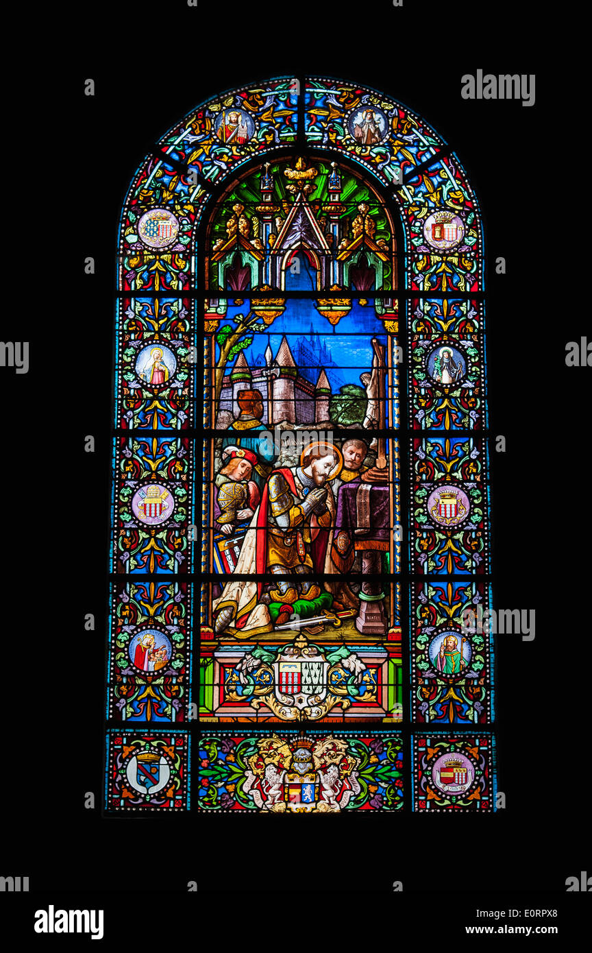 Buntglas-Fenster mit der Hl. Cornelius in der Eglise Saint-Cornely, Carnac, Morbihan, Bretagne, Frankreich, Europa Stockfoto