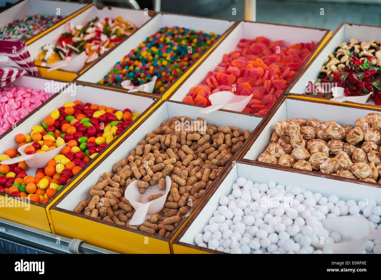 Bunte Süßigkeiten Süßigkeiten auf einem Marktstand, UK Stockfoto
