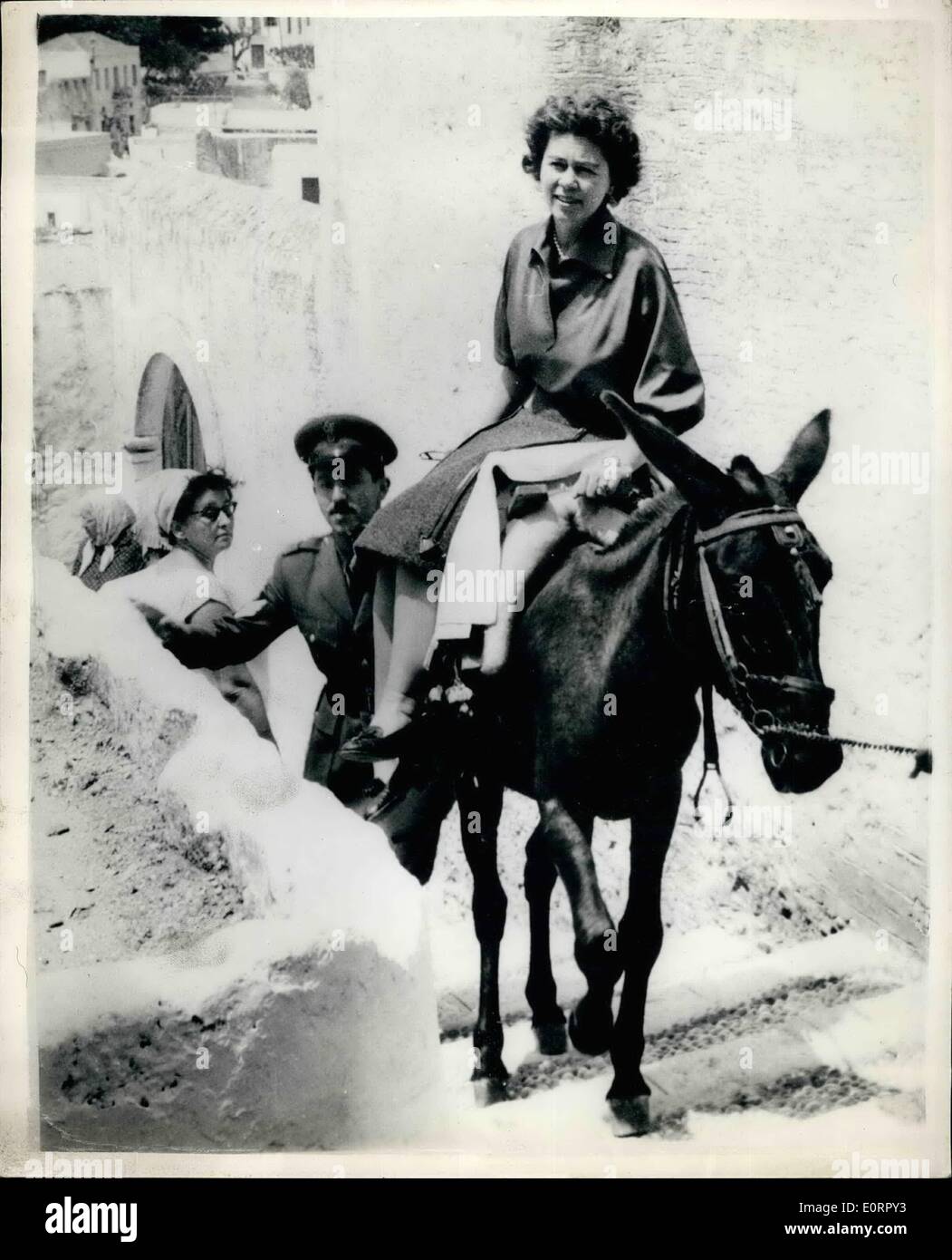 4. Mai 1960 - 4.5.60 Königin Frederica von Griechenland eine Fahrt auf einem Maultier dauert. Fotoshows: Königin Frederica von Griechenland nimmt einen Ritt auf dem Rücken eines Maultiers, wenn sie eine Tour der Insel Rhodos mit anderen Mitgliedern der königlichen Familie machte. Stockfoto