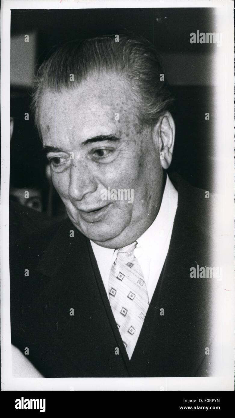 5. Mai 1960 - unblutigen Staatsstreich in der Türkei... Streitkräfte übernehmen Sie die Kontrolle... Assemblée nationale Führer in Haft... Streitkräfte übernahm in der Türkei in einem unblutigen Coup D' Etat in Mitternacht- und versprach, freie Wahlen abzuhalten und Kontrolle an die Gewinner übergeben. Angeblich in Gewahrsam zählen der türkische Präsident   Mr.Celal Bayar, der Präsident von der nationalen Versammlung Mr Refik Koraltam und der Minister des Innern Herr Namik Gedik. Die Armee übernehmen folgt Wochen der Unruhe ausgelöst durch Studentendemonstrationen. Foto zeigt Herr Stockfoto