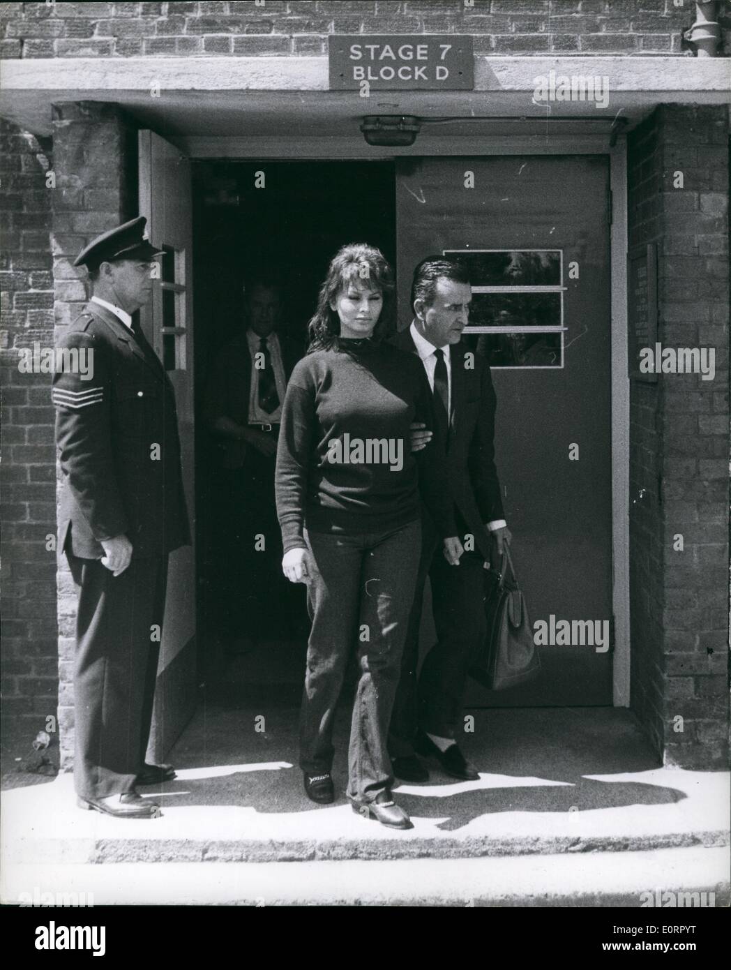5. Mai 1960 - Polizei untersuchen Raub von Sophia Lorens Juwelen: Foto zeigt Sophia Loren eskortiert von Produzent M. Pierre Rouve Estree Studios gestern - während die Polizei den Raub ihrer Juwelen - im Wert von £185.000 untersucht. Stockfoto