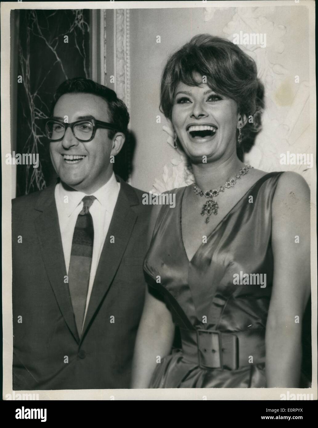 5. Mai 1960 - Sophia Loren kommt hier zum Star neue Film mit Peter Sellers: glamouröse italienische Film Sterne Sophia Loren ist angekommen in London zum Stern mit Peter Sellers in einem neuen Film '' The Millionärin '', basierend auf dem Theaterstück von Shaw. Foto zeigt Sophia Loren und Peter Sellers in fröhlicher Stimmung, wenn sie einen Empfang im Hotel Ritz heute Abend besucht. Stockfoto