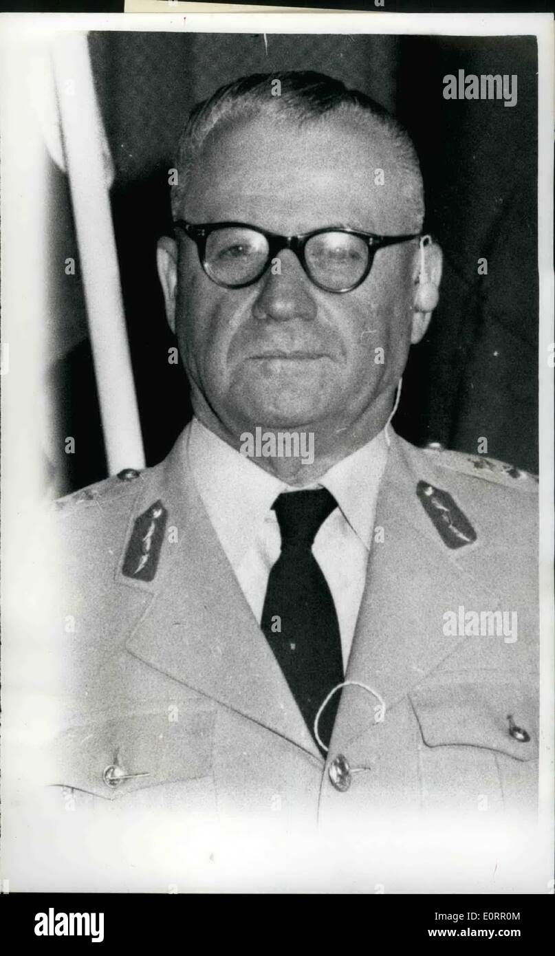 5. Mai 1960 - unblutigen Coup D' Etat in Türkei Streitkräfte übernehmen Sie die Kontrolle, Chef des Generalstabs festgenommen; Streitkräfte in der Türkei in einem unblutigen Staatsstreich um Mitternacht übernahm und versprach, freie Wahlen abzuhalten und Kontrolle an die Gewinner übergeben. Unter denen sagte inhaftiert sind Celal Bayar des Präsidenten und der Chef des General General Staff Rusctu Erdelhun. Es wird vermutet, dass die Revolte von einer Gruppe von relativ niedrigen Beamten geführt werden kann. Foto zeigt allgemeine Rusitu Erdelhun Chef des türkischen Generalstabs soll unter den Verhafteten. Stockfoto