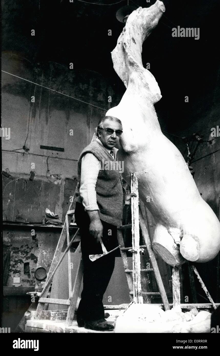 5. Mai 1960 - italienischer Bildhauer Pericle Fazzini, bekannt für seine Skulpturen, wird gesehen, wie er für eine neue Reitsport Werke an der Universität von Mexiko-Stadt tätig ist. Stockfoto