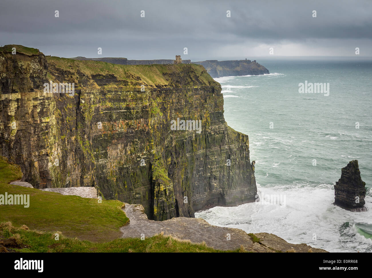 Cliffs of Moher an der atlantischen Küste von County Clare, Republik Irland, Europa mit O'Briens Tower an stürmischen Tag Stockfoto