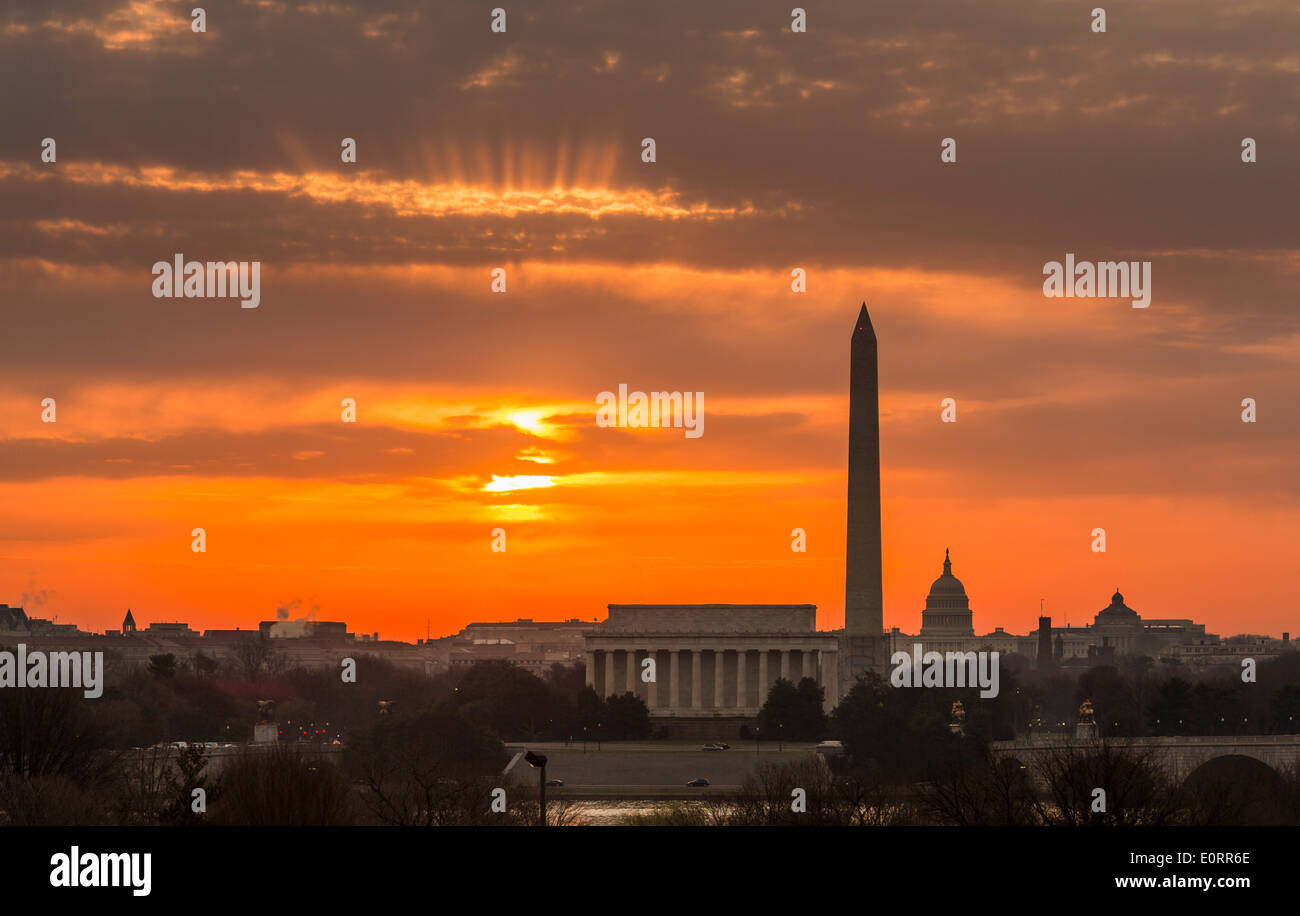 Sonnenaufgang über Washington DC, USA - mit Lincoln Memorial, Washington Monument und dem Kapitol Gebäude mit roten Himmel Stockfoto