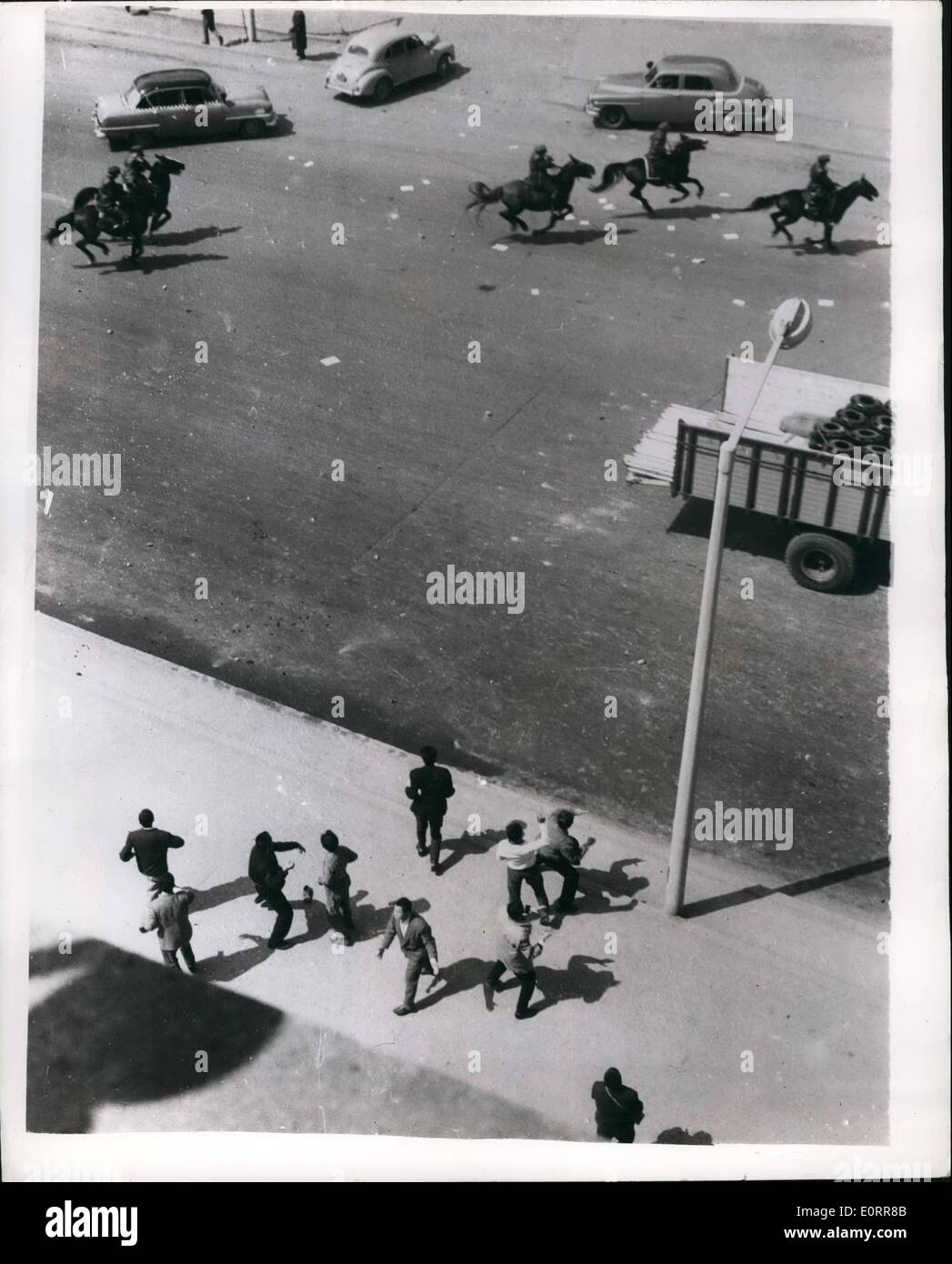 5. Mai 1960 - sieben gemeldeten Toten In Istanbul Unruhen... Studenten demonstrieren gegen die türkische Regierung. Kriegerisches Gesetz wurde in der Stadt Istanbul nach Berichten erklärt, dass sieben Studenten während der Demonstrationen gegen die Regierung von Herrn Menderes getötet wurden. Die Störungen ausbrach, wenn Studenten demonstrierten gegen eine Rechnung, die von der Nationalversammlung - verleiht der Versammlung Untersuchungskommission die Rechte von Richtern und militärische Justizbehörden genehmigt. Gegen die Beschlüsse der Mitgliederversammlung ist jetzt strafbar Stockfoto
