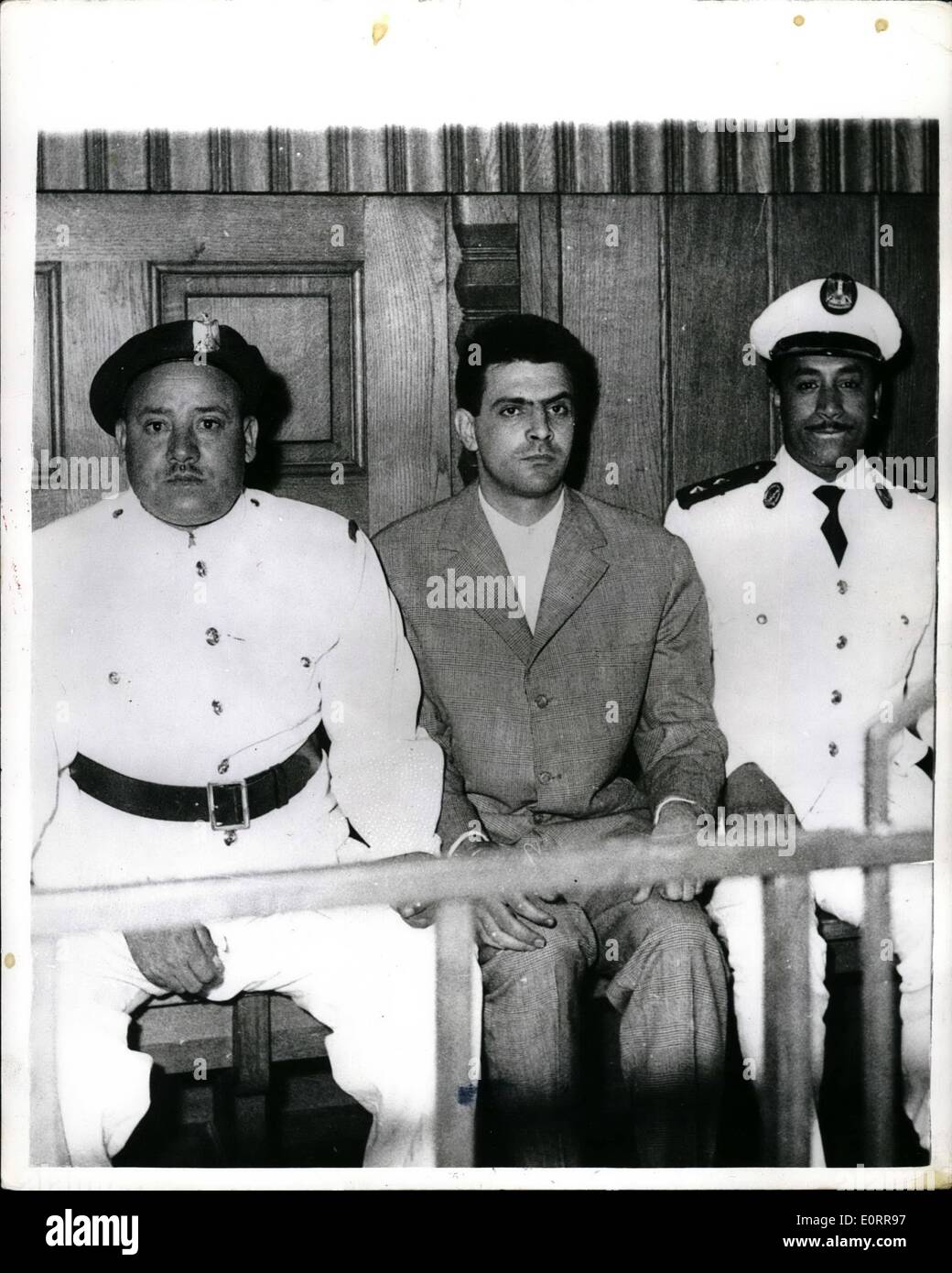 5. Mai 1960 - Prozess gegen mutmaßliche Spione öffnet in Kairo vorgeworfen, Spionage für Israel: die Testversion ist jetzt im Gange vor dem obersten Staatssicherheitsgericht der Rädelsführer der angeblichen Spionage-Ring Betrieb innerhalb der Vereinigten Arabischen Republik für Israel den Ring von der u.a.r. allgemeinen Intelligenz Agentur entdeckt wurde. die erste Sitzung des Gerichtshofs wurde unter dem Vorsitz von El blieb Mohamed Kamel El Bahnassawy eines Staates Stadtrat. Die drei Angeklagten sind Meewis Goodswaard (Niederländisch) Raymond Di Peitro und Fernando Fälle, beide Italiener Stockfoto