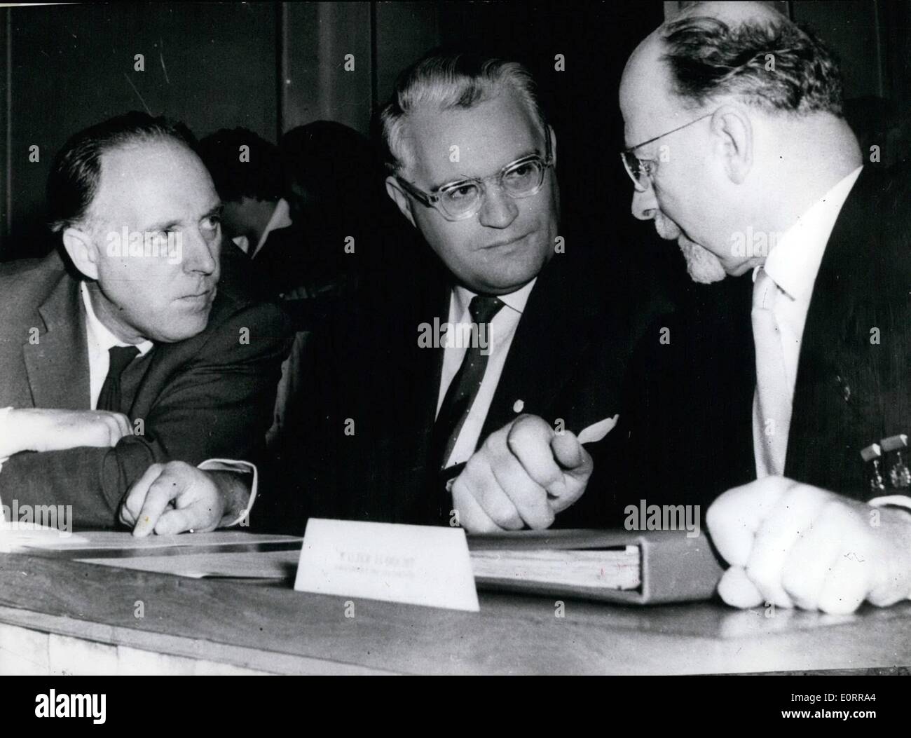 5. Mai 1960 - Session '' Volkskammer '' In Ost-Berlin am 4. Oktober 1960 der sowjetisch-deutschen Parlament, sogenannte '' Menschen 'Kammer '' eine Sitzung abgehalten. Hier kritisiert der Vorsitzende Walther Ulbright die Bekanntmachung über die West-deutschen Delegierten für weitere Kommunikation zu diskutieren. Keystone-Foto zeigt (von links nach rechts) den Mitgliedern des National Council Gerald Gotting (GERLAD GOTTING) Heinrich Homann (HEINRICH HOMANN) und Vorsitzender (auch der ostdeutschen Kommunistischen Partei) Walter Ulbright (WALTHER ULBRIGHT) Stockfoto