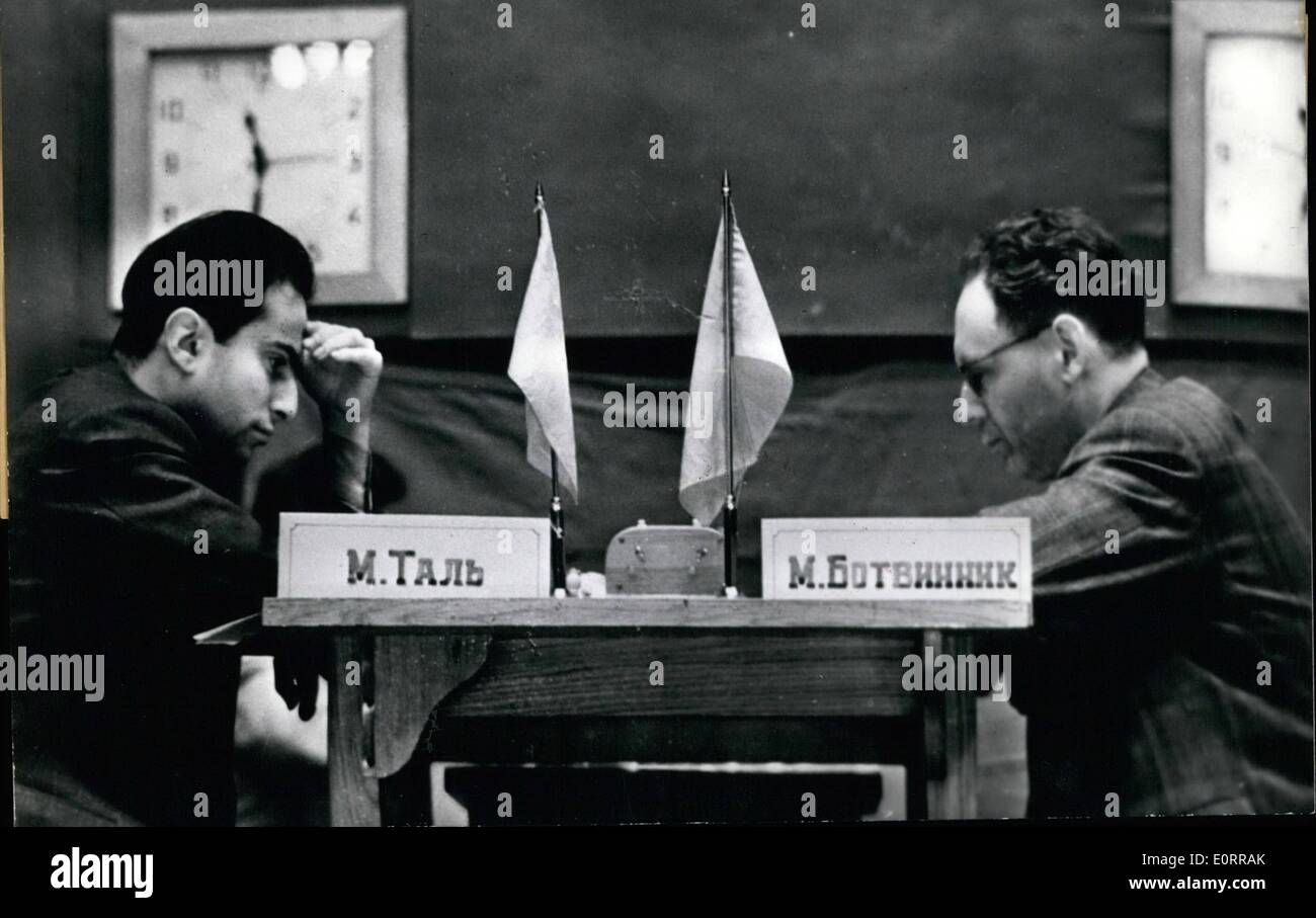 5. Mai 1960 - sie spielen immer noch: acht Wochen lang hat Michail Tal (MICHAIL TAL) - links - um den Titel der Weltmeisterin von Botvinnik (BOTVINNIK) - richtig - zu machen versucht. Jetzt die Entscheidung wird bald kommen, und es gibt nicht viel Zweifel, dass der neue Weltmeister Michail Tal. Nach dem 18. Spiel führt er durch 10 1/2 7 1/2 Punkte. Stockfoto