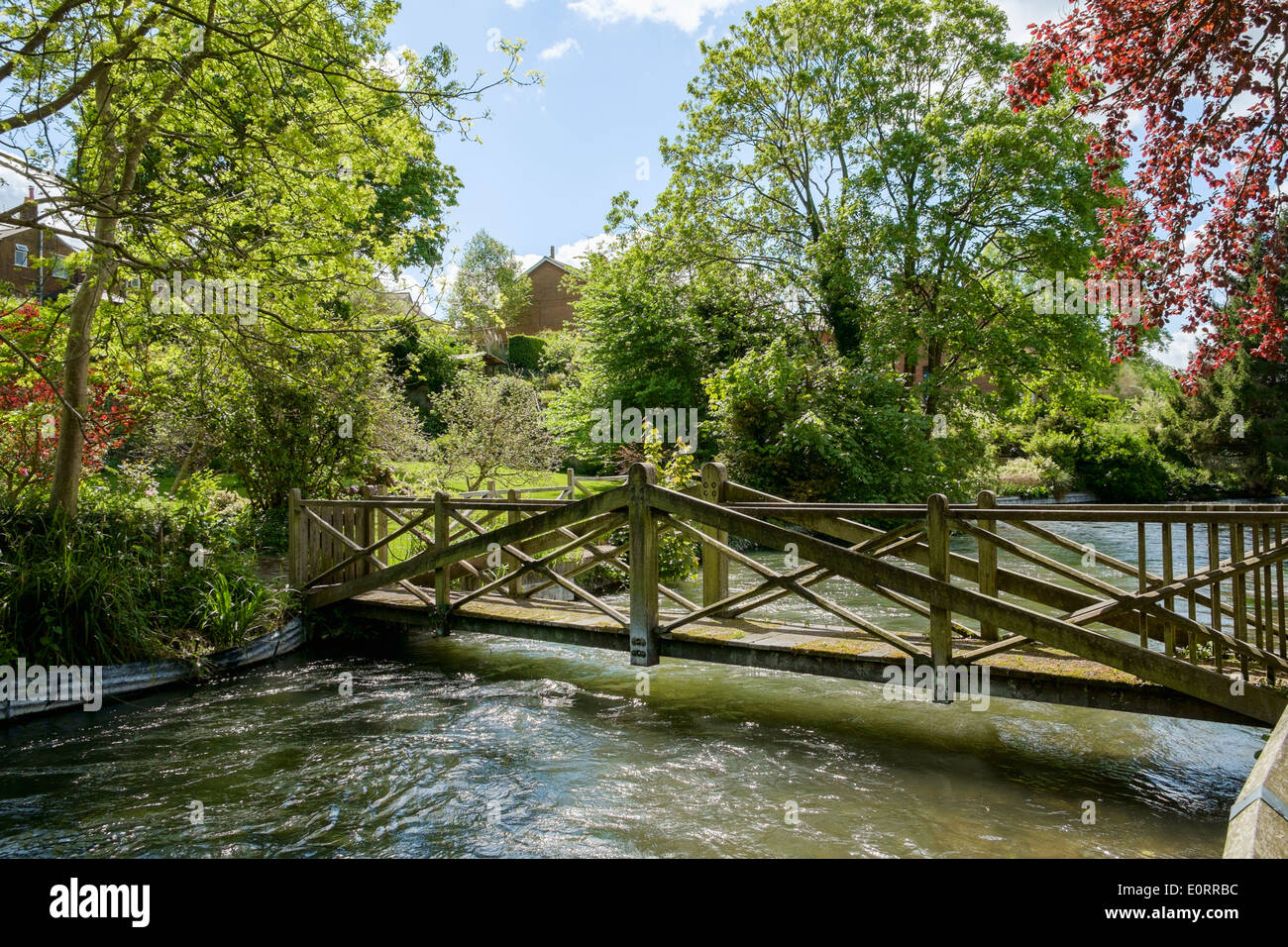 Schöne alte Holzsteg über den Fluss Itchen im Park bei Winchester, Hampshire, England, UK Stockfoto