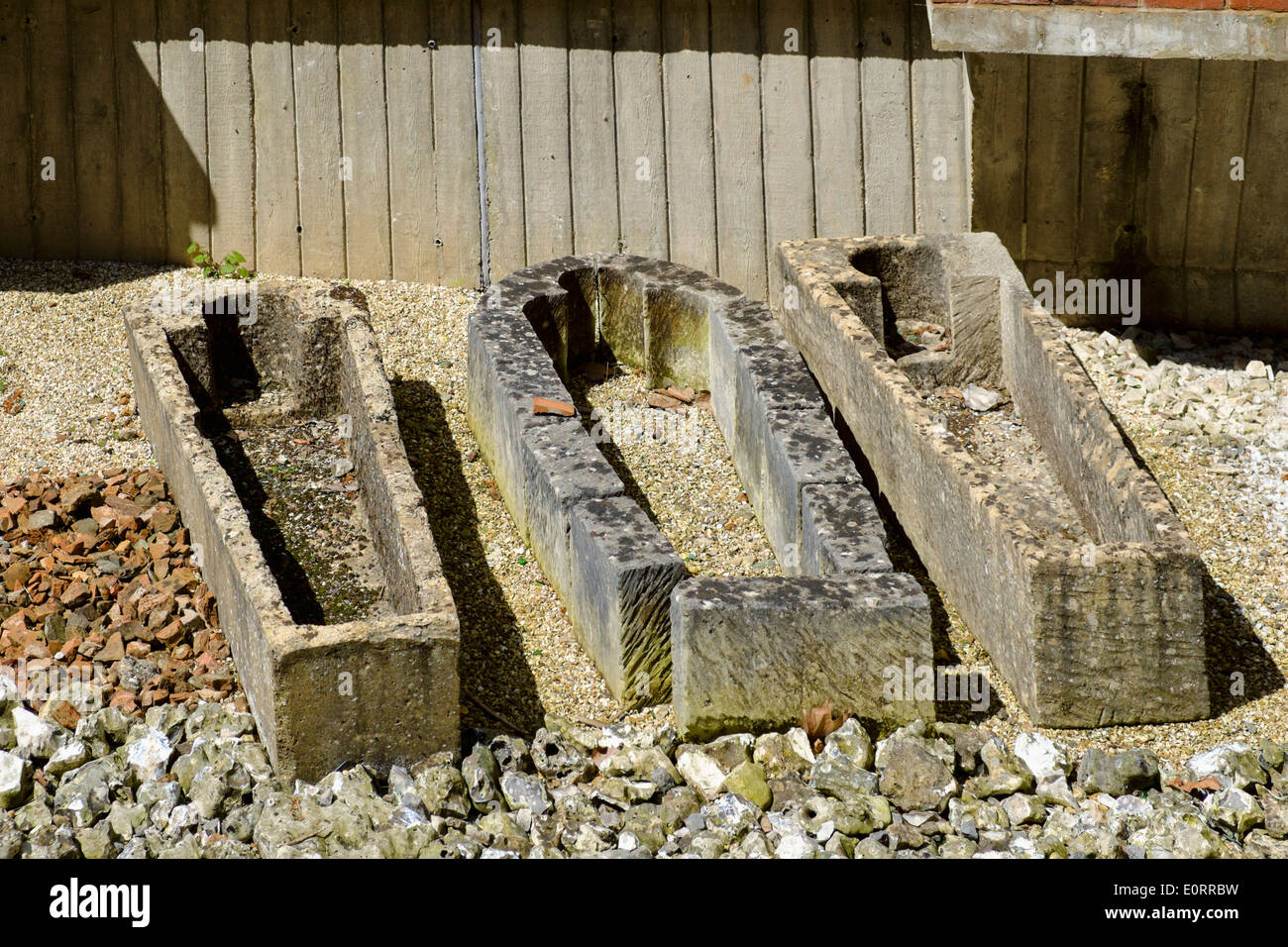 Mittelalterliche Steinsärge ausgegraben von St. Marys Abbey, Winchester, Hampshire, England, UK Stockfoto