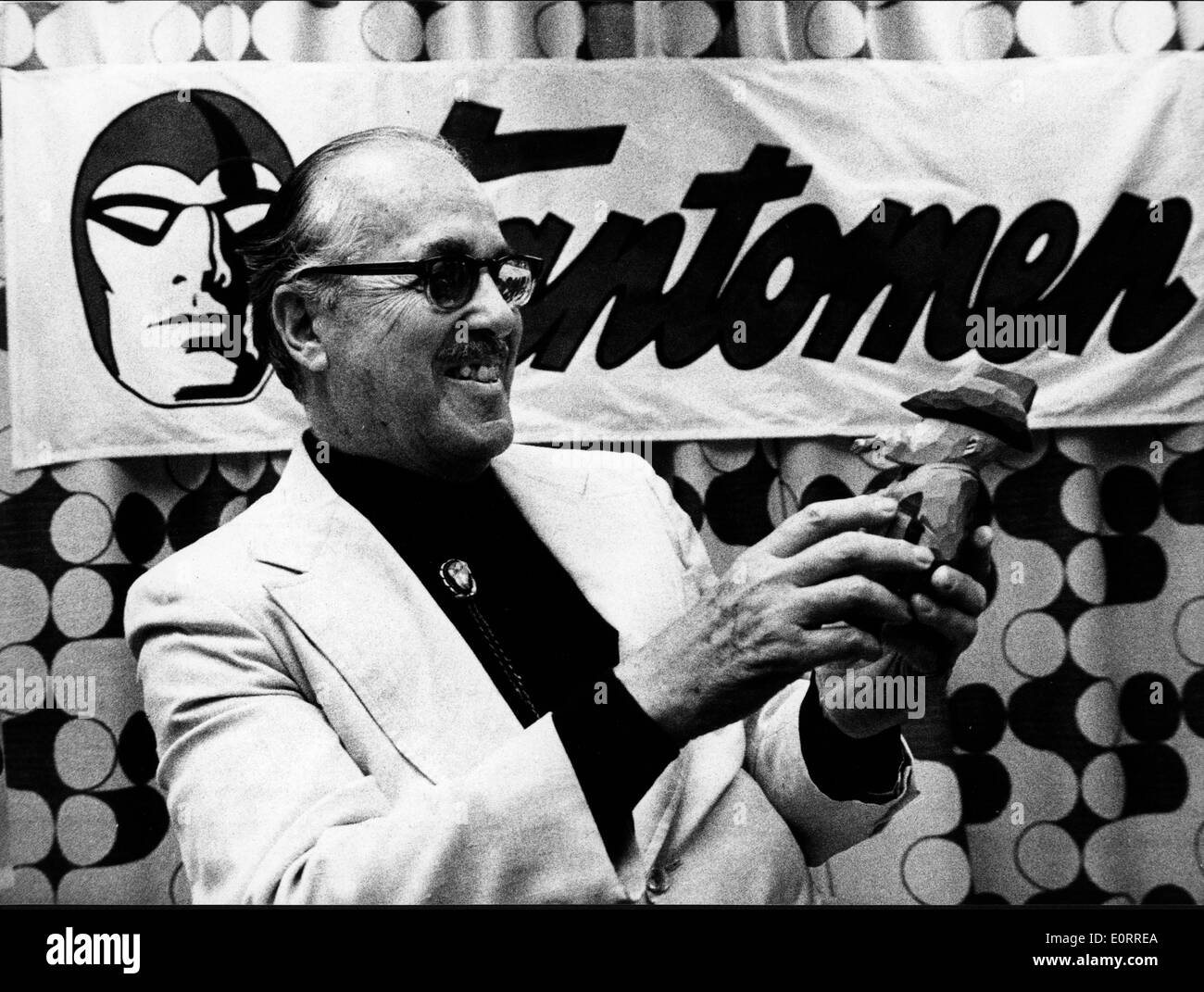 Autor Lee Falk Holding Spielzeug Stockfoto